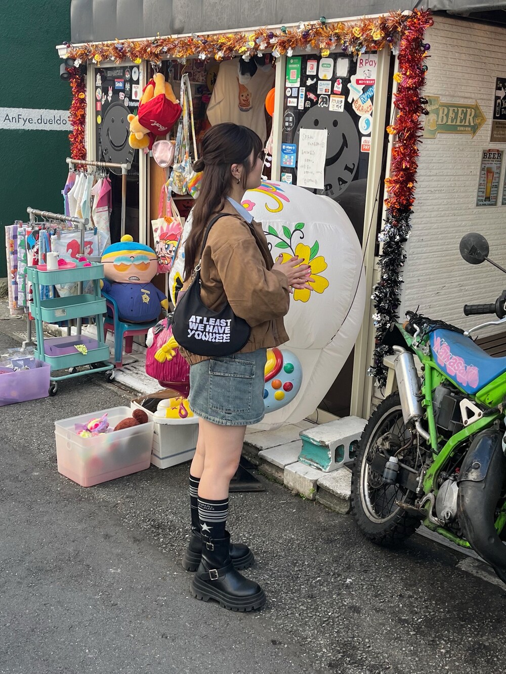 「秋コーデ、今日のコーデ、ブラウン、おしゃれさんと繋がりたい、デニム、秋服、シャツスタイル、シャツ」｜「TINA：JOJUNのオリジナル スターソックス TINA：JOJUN（ソックス/靴下、ブラック系）」を使った、tarteaucitron3さん（レディース・155cm）の秋コーディネートの2枚目の写真