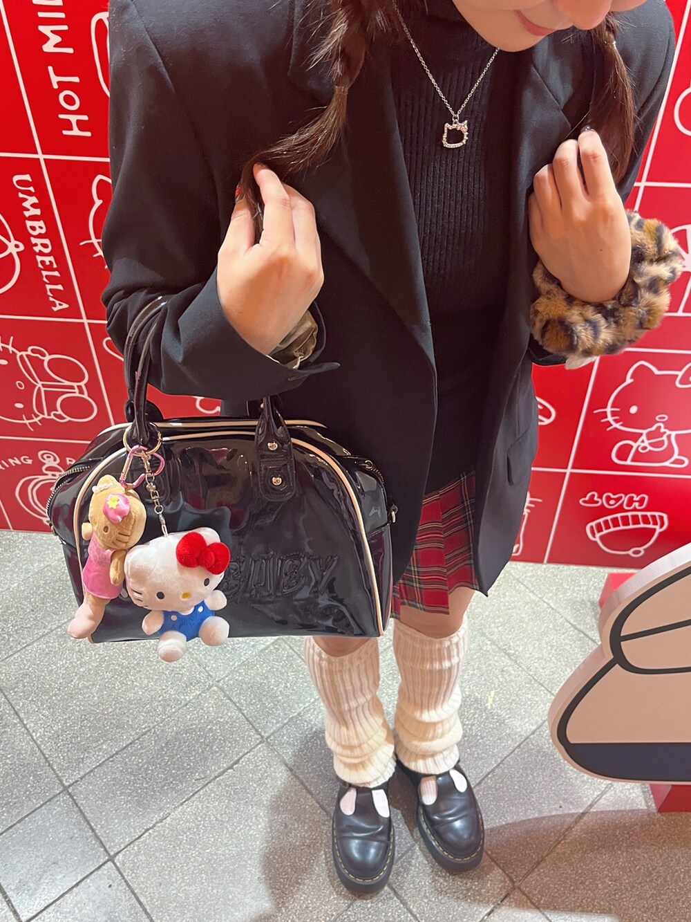 「ニット、秋服、レトロ、赤、チェック、ミニスカート、キティーちゃん、おしゃれさんと繋がりたい」｜「Dr. Martensの《Dr.Martens》QUAD RETRO BETHAN POLLEY T-BAR MARY JANE SHOE ドクターマーチン クアッド レトロ ベッサン ポリー Tバー メリージェーン シューズ（ローファー、ブラック系）」を使った、tarteaucitron3さん（レディース・155cm）の秋コーディネートの2枚目の写真