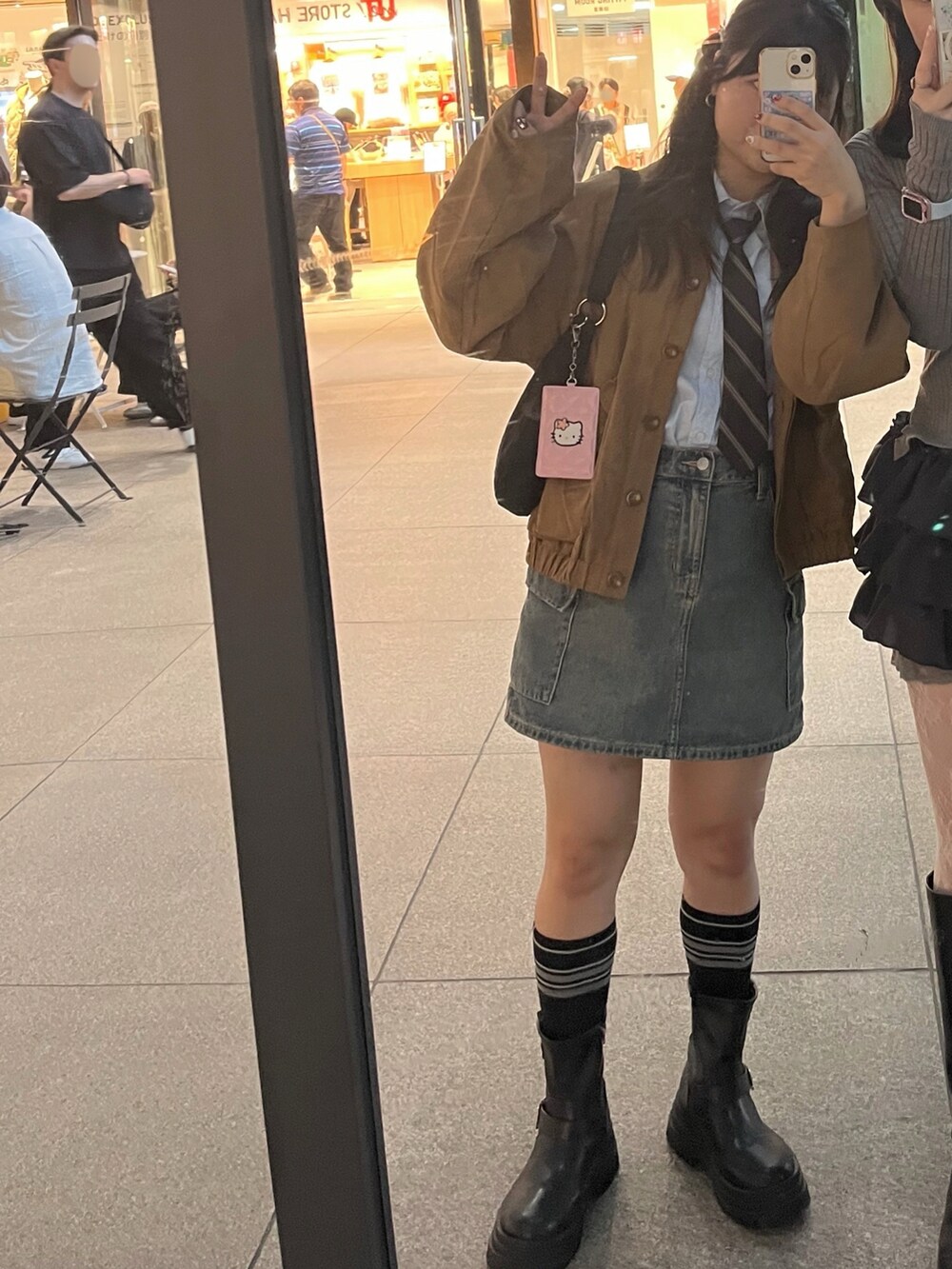 「秋コーデ、今日のコーデ、ブラウン、おしゃれさんと繋がりたい、デニム、秋服、シャツスタイル、シャツ」｜「TINA：JOJUNのオリジナル スターソックス TINA：JOJUN（ソックス/靴下、ブラック系）」を使った、tarteaucitron3さん（レディース・155cm）の秋コーディネートの4枚目の写真
