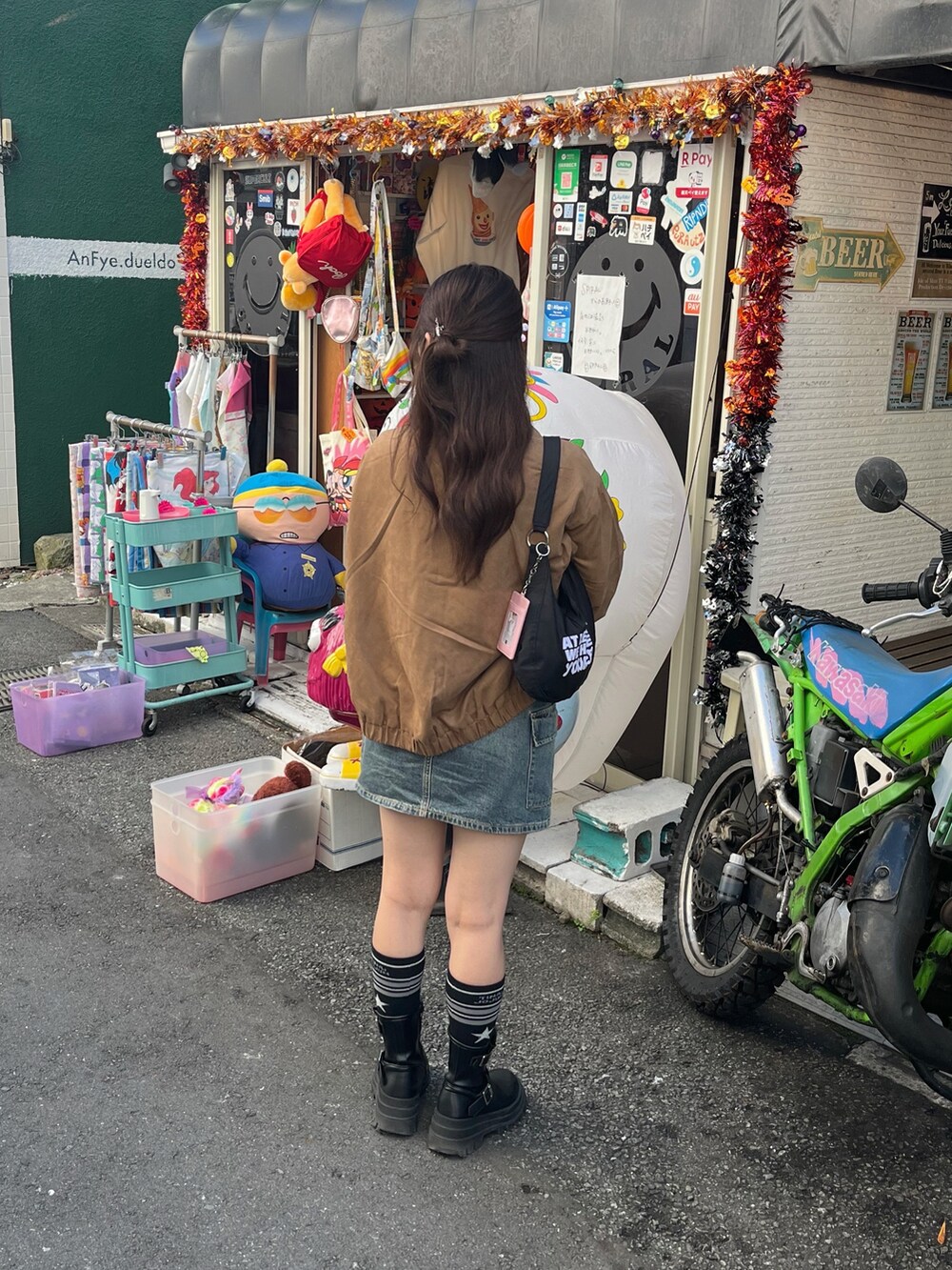 「秋コーデ、今日のコーデ、ブラウン、おしゃれさんと繋がりたい、デニム、秋服、シャツスタイル、シャツ」｜「TINA：JOJUNのオリジナル スターソックス TINA：JOJUN（ソックス/靴下、ブラック系）」を使った、tarteaucitron3さん（レディース・155cm）の秋コーディネートの3枚目の写真