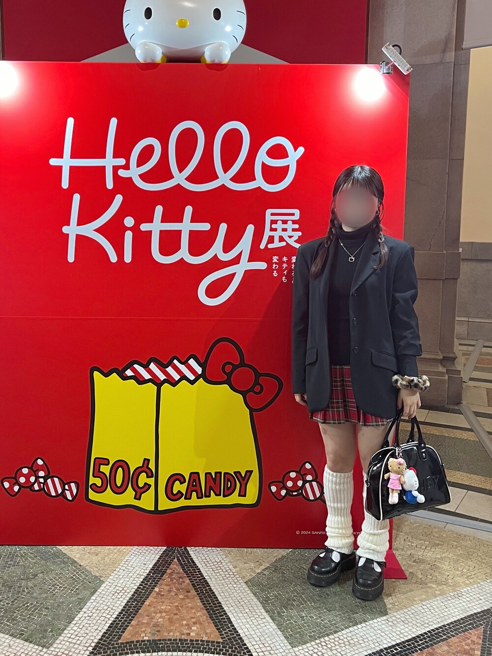 「ニット、秋服、レトロ、赤、チェック、ミニスカート、キティーちゃん、おしゃれさんと繋がりたい」｜「Dr. Martensの《Dr.Martens》QUAD RETRO BETHAN POLLEY T-BAR MARY JANE SHOE ドクターマーチン クアッド レトロ ベッサン ポリー Tバー メリージェーン シューズ（ローファー、ブラック系）」を使った、tarteaucitron3さん（レディース・155cm）の秋コーディネートの3枚目の写真