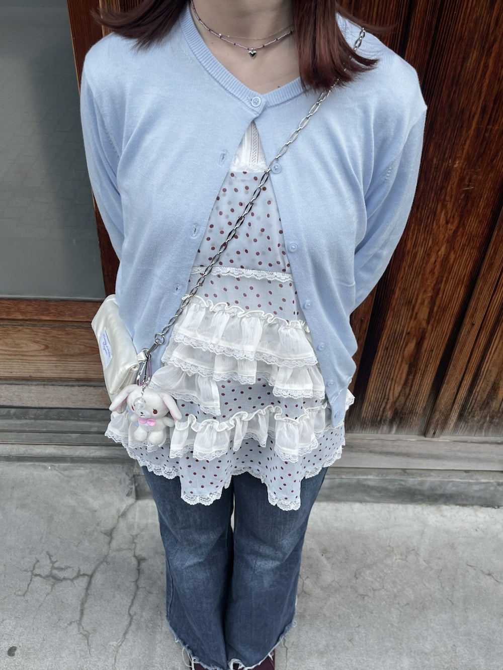 ブルー系のカーディガン/ボレロ、ブルー系のチュニック、ブルー系のデニムパンツを着用したレディースの春コーディネートの3枚目の写真