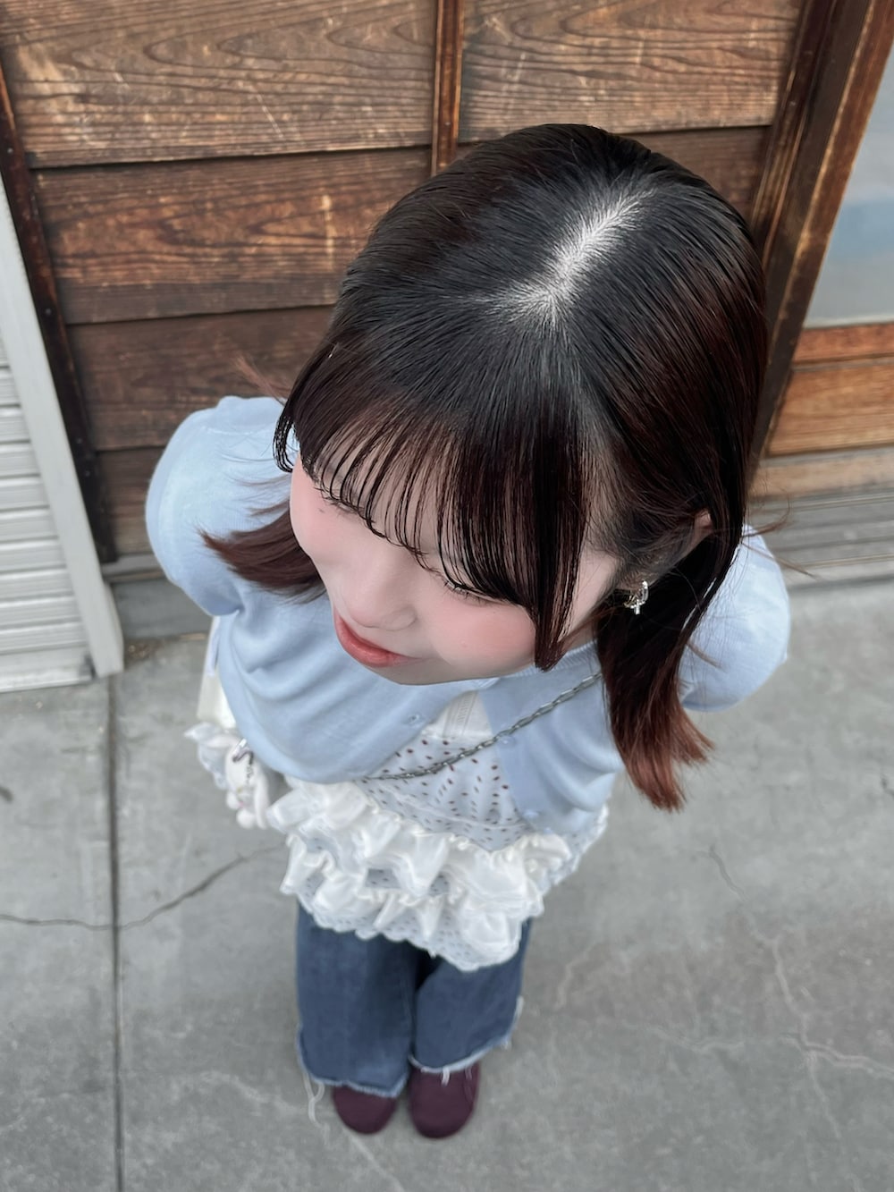 ブルー系のカーディガン/ボレロ、ブルー系のチュニック、ブルー系のデニムパンツを着用したレディースの春コーディネートの2枚目の写真