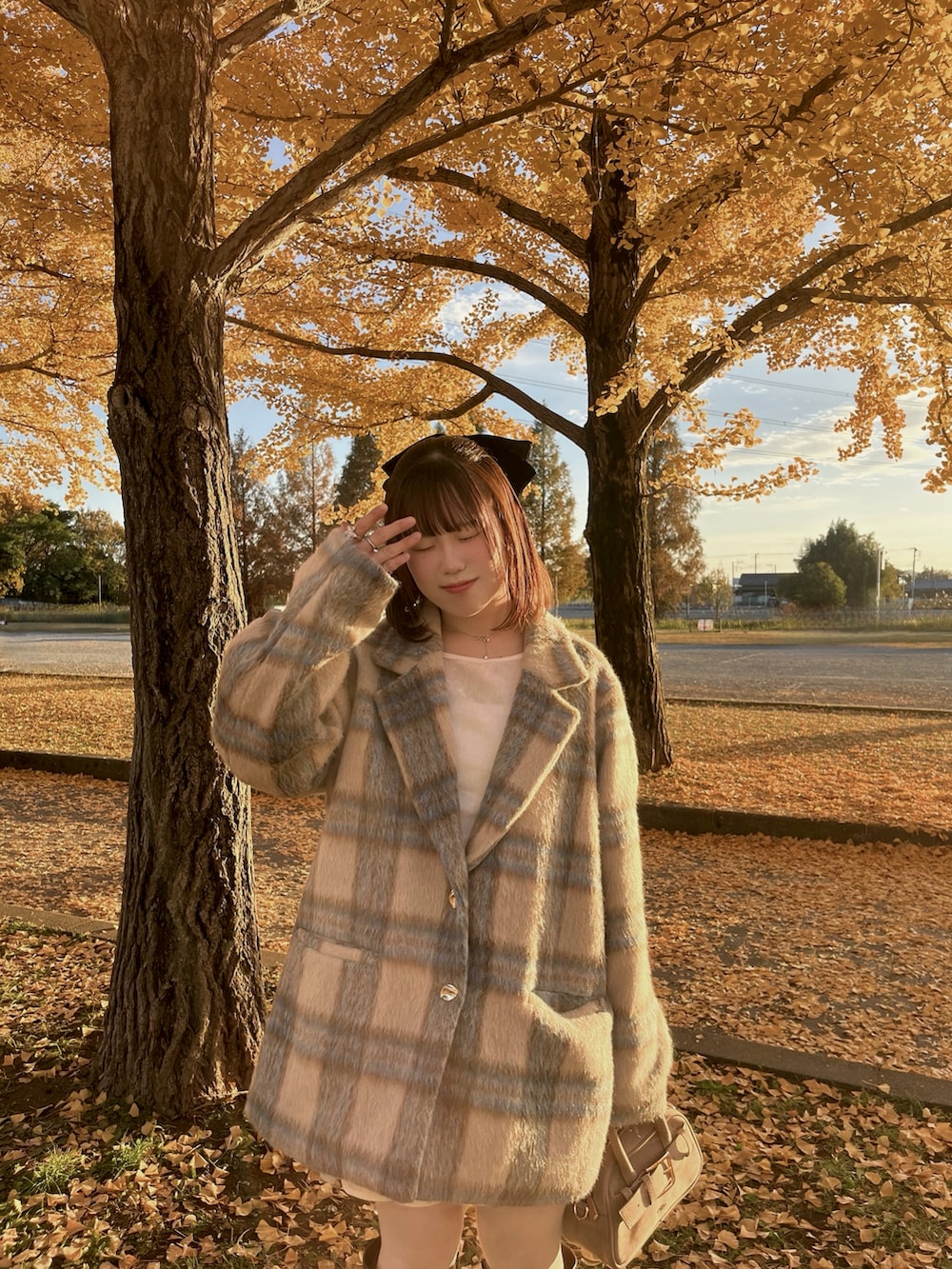 ベージュ系のテーラードジャケット、ブラウン系のブーツ、ブラック系のバレッタ/ヘアクリップを着用したレディースの秋コーディネートの2枚目の写真