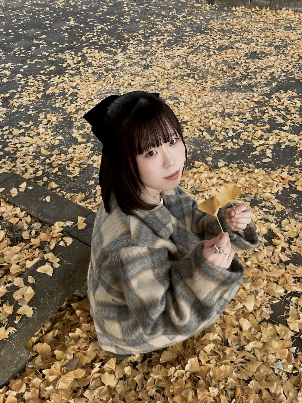 ベージュ系のテーラードジャケット、ブラウン系のブーツ、ブラック系のバレッタ/ヘアクリップを着用したレディースの秋コーディネートの3枚目の写真