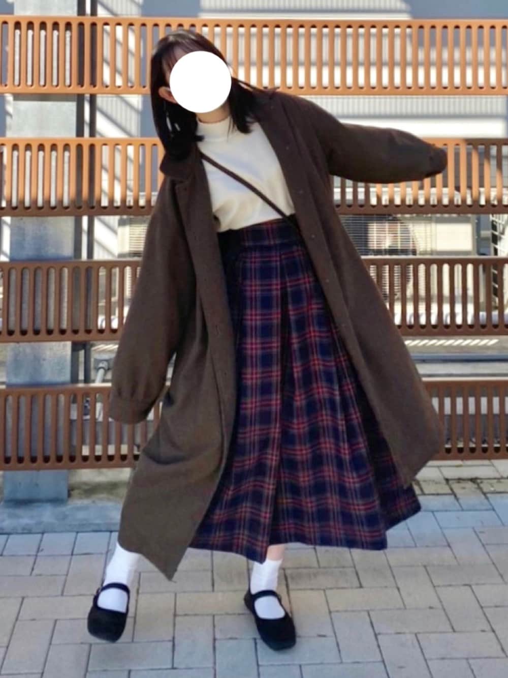 「アウター、コート、ロングコート、ブラウン、ニット、ニット/セーター、白ニット、スカート、タックスカート、チェックスカート、タータンチェック、チェック、チェック柄に恋してる、hinari、カンフーシューズ」｜「hinariのタータンチェックタックスカート（スカート、ブルー系）」を使った、ふさん（レディース・156cm）の冬コーディネートの2枚目の写真
