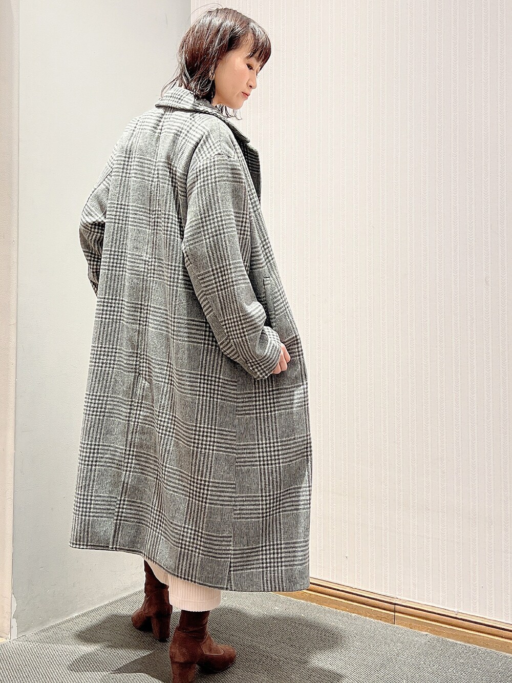 ホワイト系のスカート、その他のチェスターコート、ピンク系のニット/セーターを着用したレディースの冬コーディネートの2枚目の写真