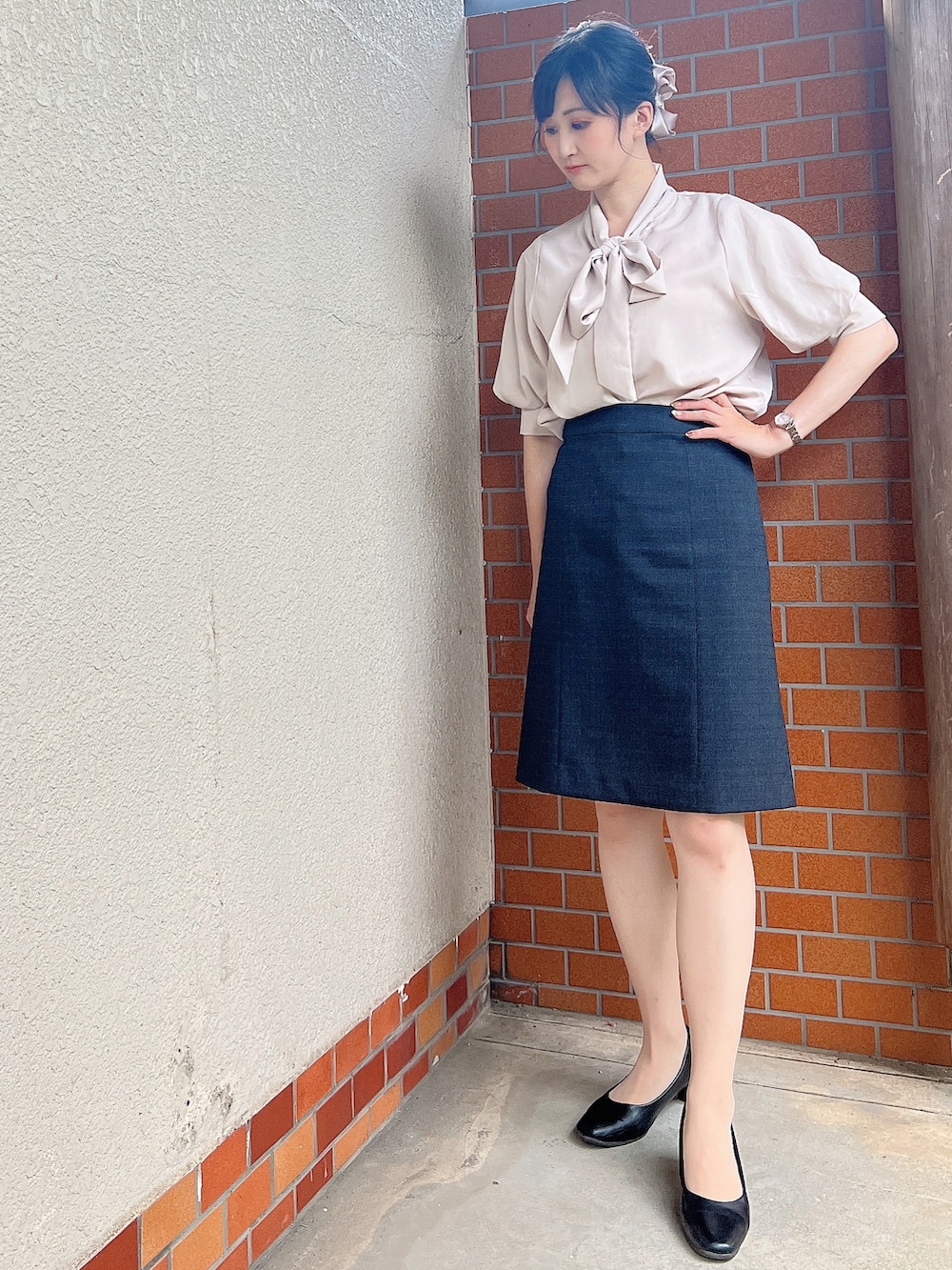 ベージュ系のシャツ/ブラウス、ブラック系のジャケット/アウターを着用したレディースの秋コーディネートの3枚目の写真