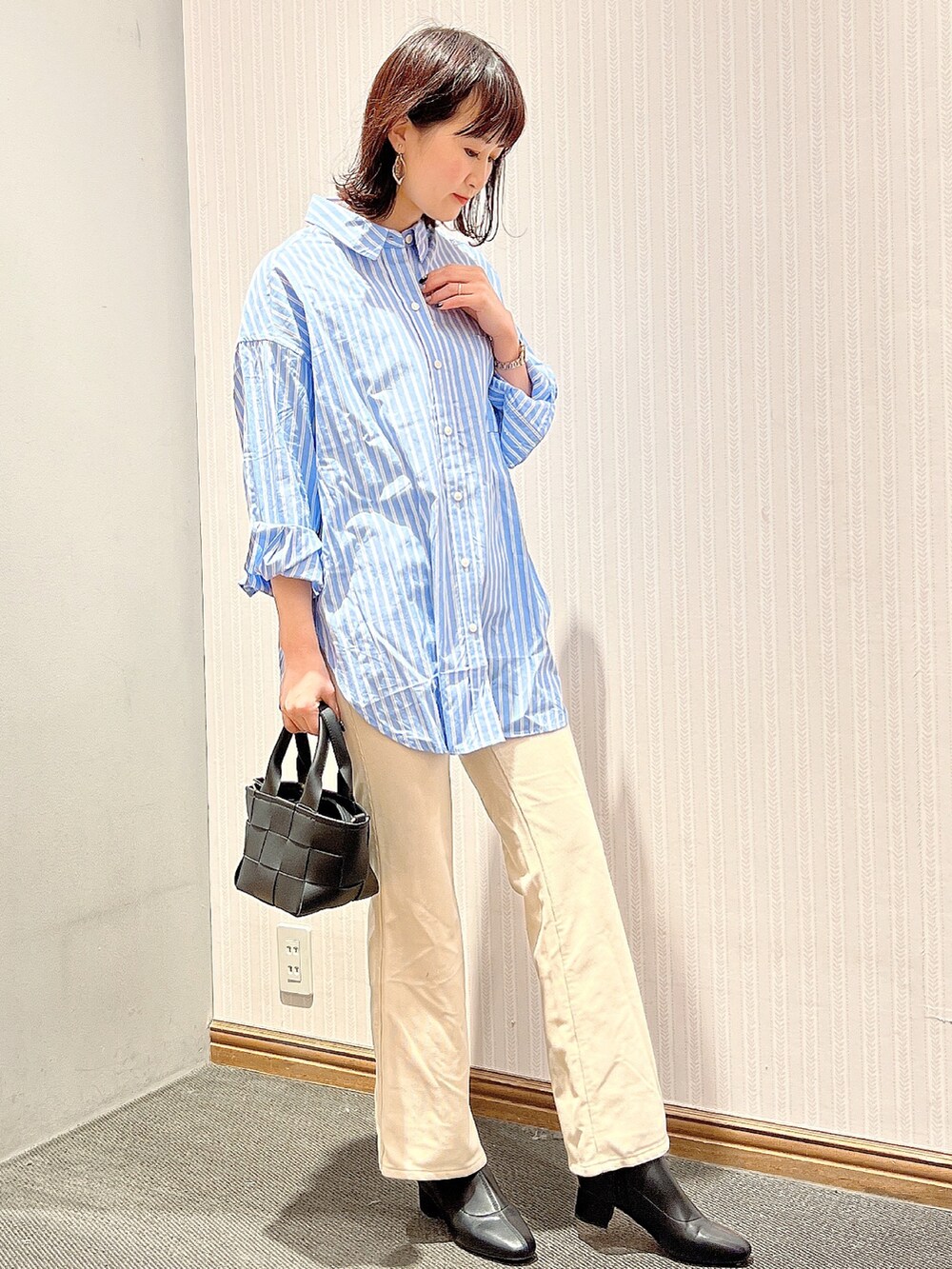 ブラック系のブーツ、ブルー系のシャツ/ブラウス、ブラック系のショルダーバッグを着用したレディースの冬コーディネートの3枚目の写真