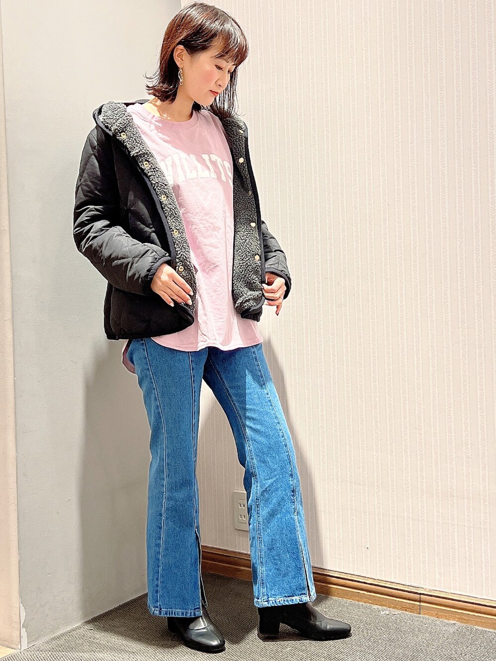 「リバーシブルコート、フードコート、キルティングコート、ロゴT、ロンT、デニムパンツ、デニムフレアパンツ、センタースリット、ストレッチブーツ、オリエンタルトラフィック、アースミュージック＆エコロジー、earth music&ecology、大人カジュアル、カジュアル、カジュアルコーデ」｜「earth music&ecologyのORiental TRaffic ストレッチブーツ（ブーツ、ブラック系）」を使った、satomikamoさん（レディース・162cm）の冬コーディネートの2枚目の写真