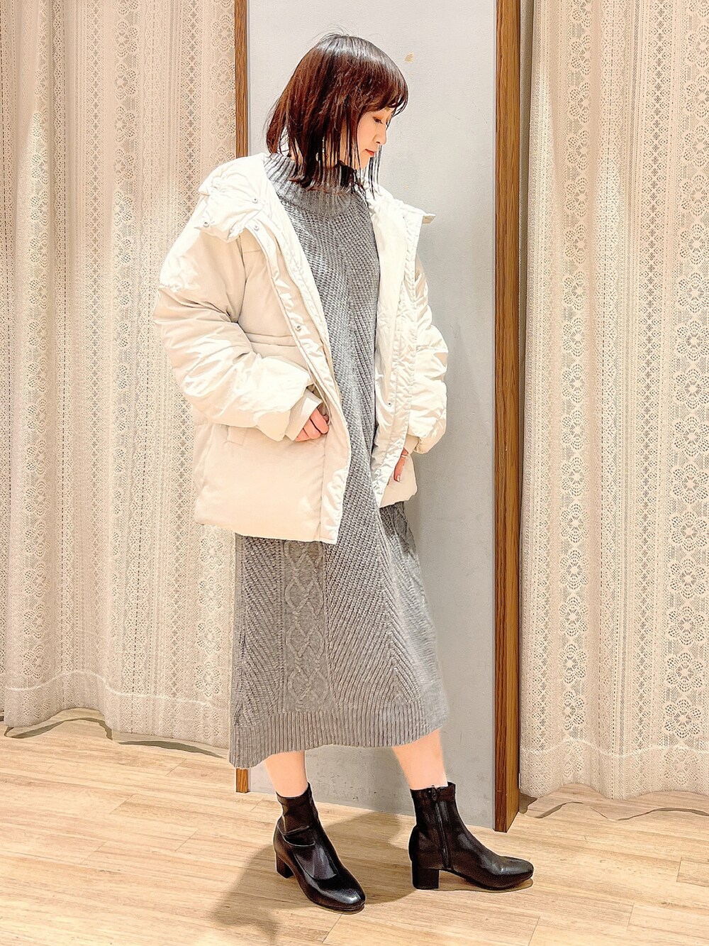 「アウター、ワンピース、ニットワンピ、中綿ジャケット、冬コーデ、ニットワンピース、earth music&ecology、ケーブル柄、ミドルコート、オリエンタルトラフィック、大人女子、ママコーデ、アースミュージック＆エコロジー、ストレッチブーツ、30代コーデ」｜「earth music&ecologyのORiental TRaffic ストレッチブーツ（ブーツ、ブラック系）」を使った、satomikamoさん（レディース・162cm）の秋コーディネートの2枚目の写真