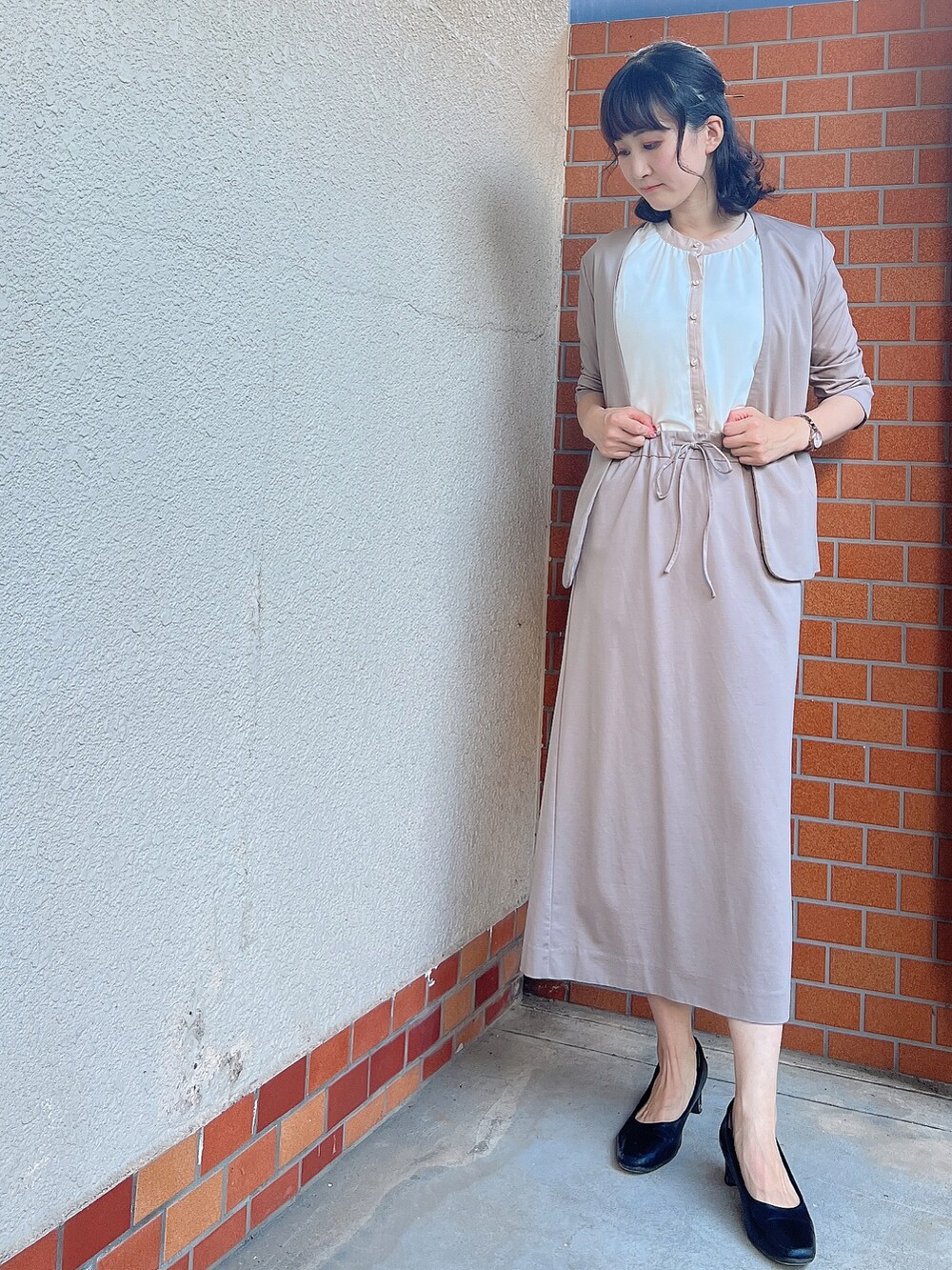 ホワイト系のシャツ/ブラウスを着用したレディースの夏コーディネートの2枚目の写真