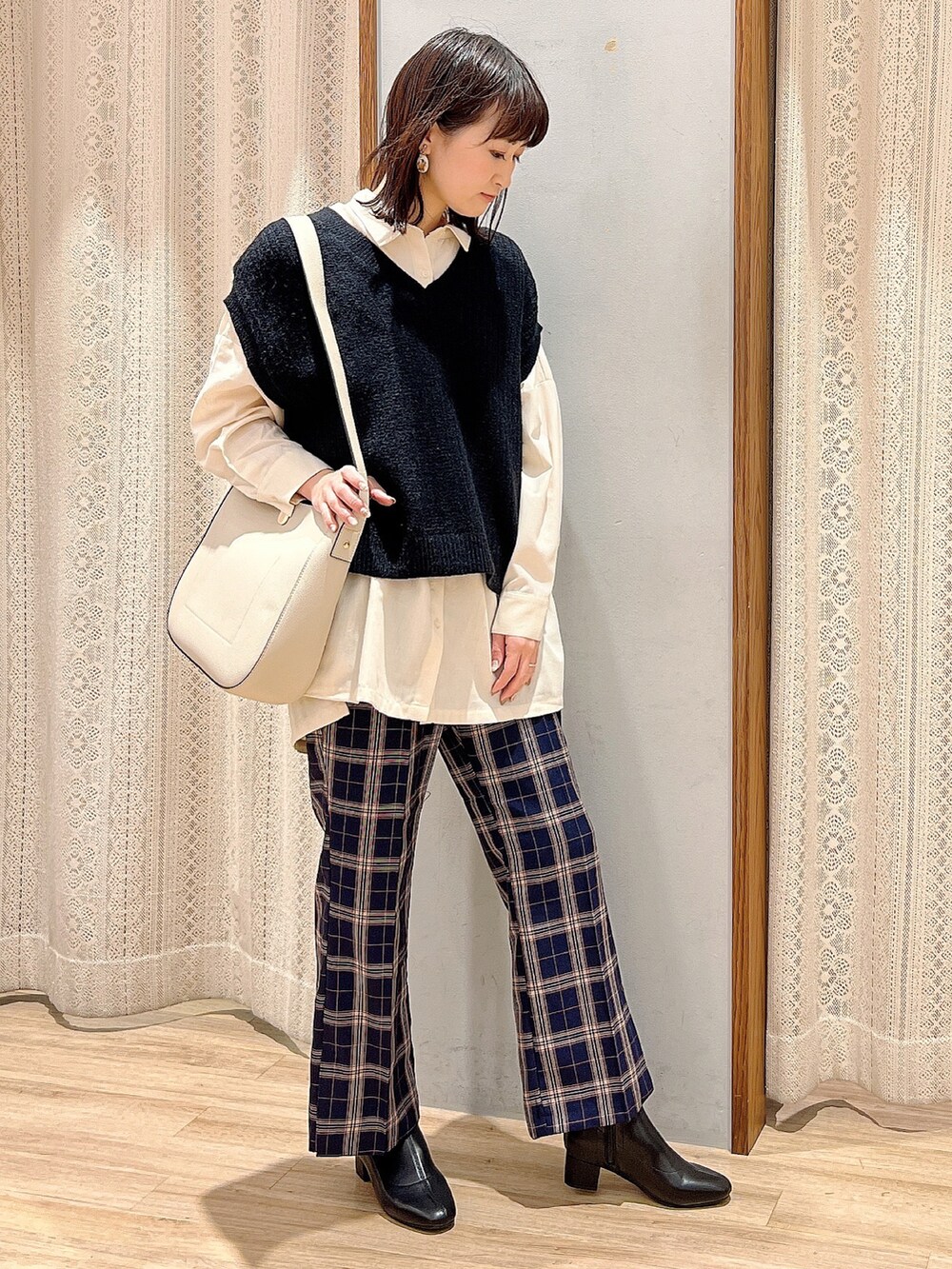 「ベスト、チェックパンツ、ニットベスト、earth music&ecology、ビックシルエット、オリエンタルトラフィック、フレアパンツ、ママコーデ、アースミュージック&エコロジー、ビックシャツ、ベスト×シャツ、ワンハンドルバッグ、ストレッチブーツ、トレンドファッション、セミフレアパンツ」|「earth music&ecologyのORiental TRaffic ストレッチブーツ(ブーツ、ブラック系)」を使った、satomikamoさん(レディース・162cm)の秋コーディネートの3枚目の写真