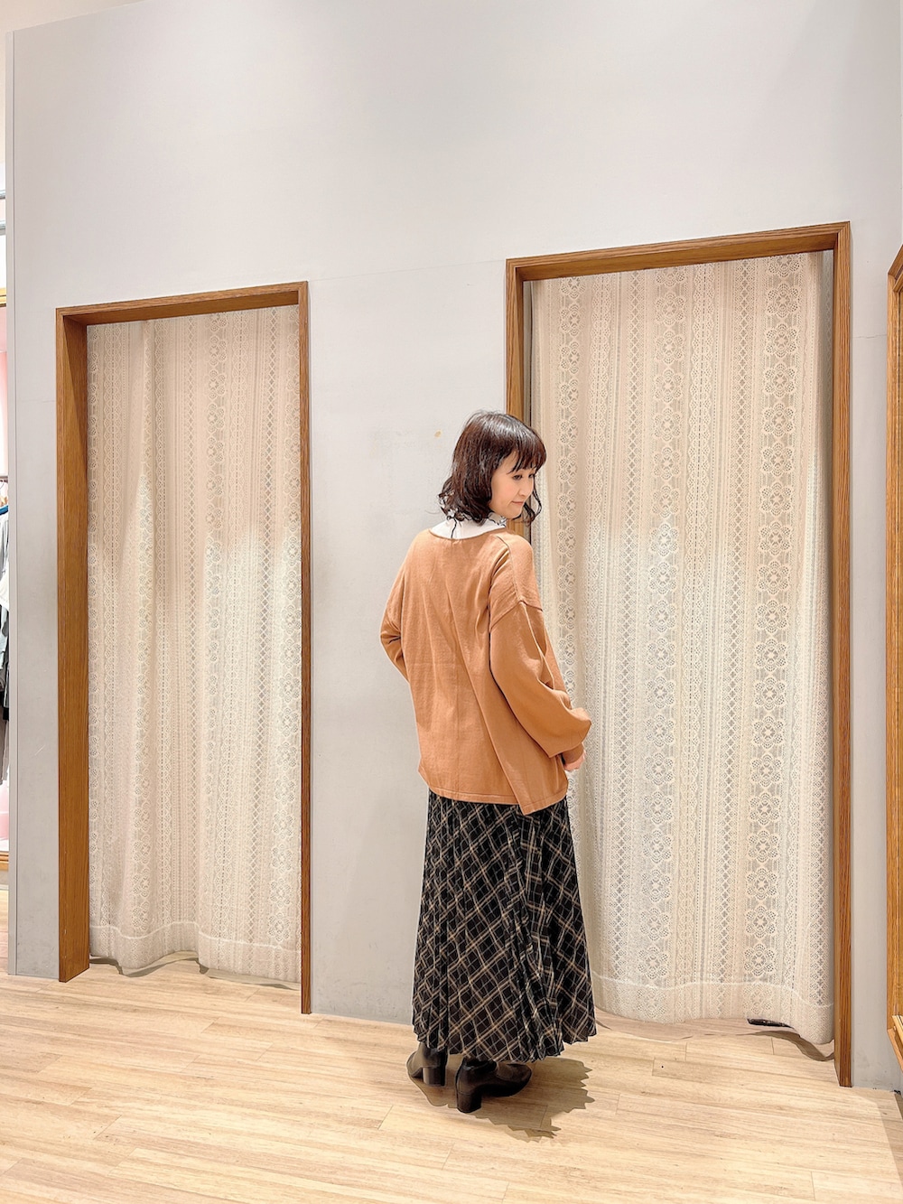 「Vネック、Vネックニット、Aライン、earth music&ecology、プリーツスカート、オリエンタルトラフィック、大人女子、アースミュージック＆エコロジー、お洒落さんとつながりたい、ストレッチブーツ、チェックプリーツスカート、Aライントップス、大人きれいめコーデ、メローリブ、メロートップス」｜「earth music&ecologyのORiental TRaffic ストレッチブーツ（ブーツ、ブラック系）」を使った、satomikamoさん（レディース・162cm）の冬コーディネートの3枚目の写真