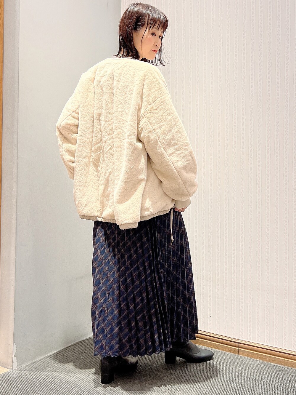 「リバーシブル、リバーシブルブルゾン、リバーシブルコート、ファー、チェックプリーツスカート、プリーツスカート、裏起毛スウェット、裏起毛、アースミュージック＆エコロジー、earth music&ecology、ストレッチブーツ、オリエンタルトラフィック、冬コーデ、ママコーデ、大人カジュアル」｜「earth music&ecologyのORiental TRaffic ストレッチブーツ（ブーツ、ブラック系）」を使った、satomikamoさん（レディース・162cm）の冬コーディネートの2枚目の写真