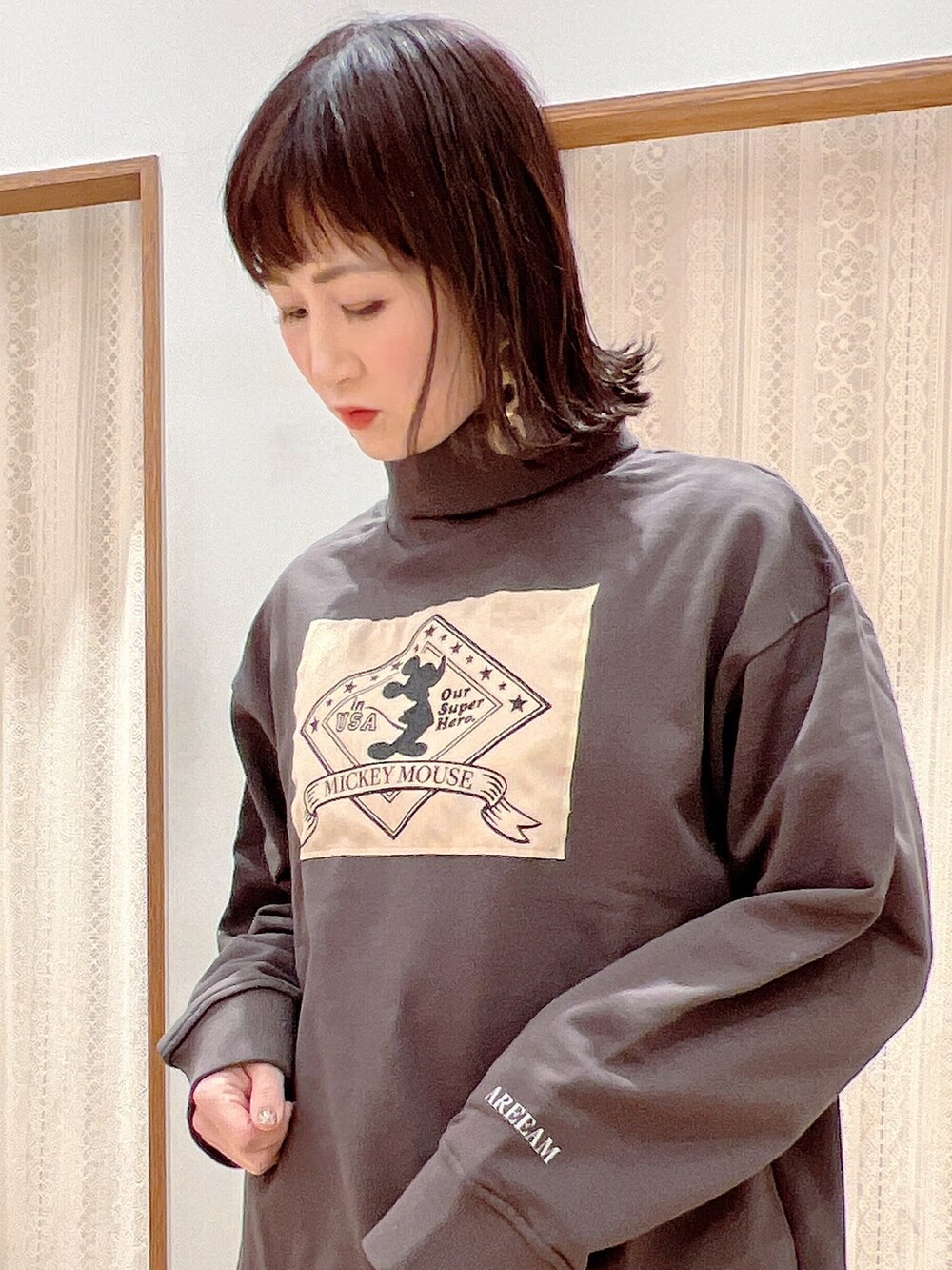 「大人カジュアル、カジュアルコーデ、ミッキースウェット、アリーム、Areeam、Areeamコーデ、Areeamディズニーコーデ、裏起毛レギンス、裏起毛、アースミュージック＆エコロジー、earth music&ecology、レースアップブーツ、オリエンタルトラフィック、レギパン、冬コーデ」｜「earth music&ecologyのORiental TRaffic レースアップブーツ ＊（ブーツ、ブラック系）」を使った、satomikamoさん（レディース・162cm）の冬コーディネートの4枚目の写真