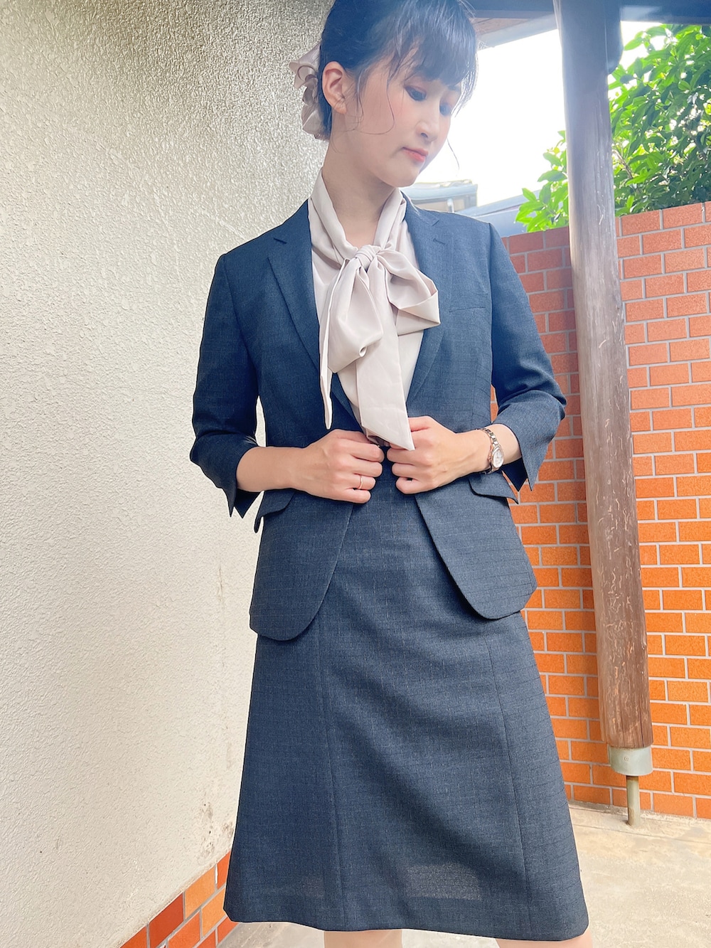 ベージュ系のシャツ/ブラウス、ブラック系のジャケット/アウターを着用したレディースの秋コーディネートの2枚目の写真