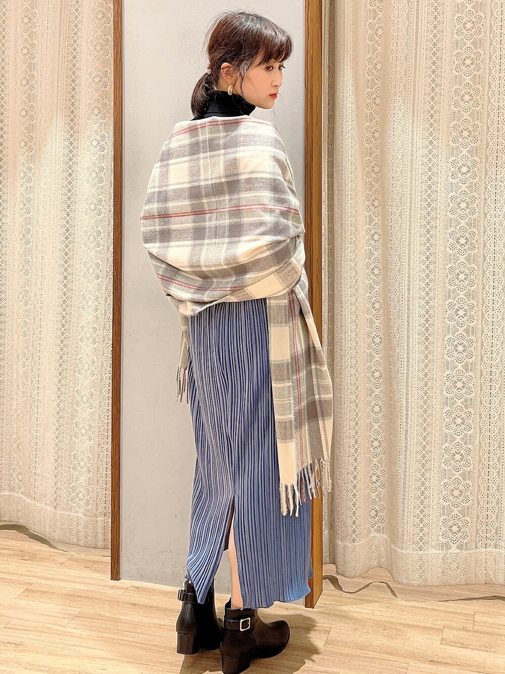 「ブーツ、earth music&ecology、プリーツスカート、オリエンタルトラフィック、大人女子、プチプラコーデ、アースミュージック＆エコロジー、秋冬コーデ、ベロアスカート、大人きれいめ、リブタートルネック、ベルトブーツ、リブタートル、大人きれいめコーデ、ベロアプリーツスカート」｜「earth music&ecologyのORiental TRaffic ベルトショートブーツ ＊（ブーツ、ブラック系）」を使った、satomikamoさん（レディース・162cm）の秋コーディネートの3枚目の写真