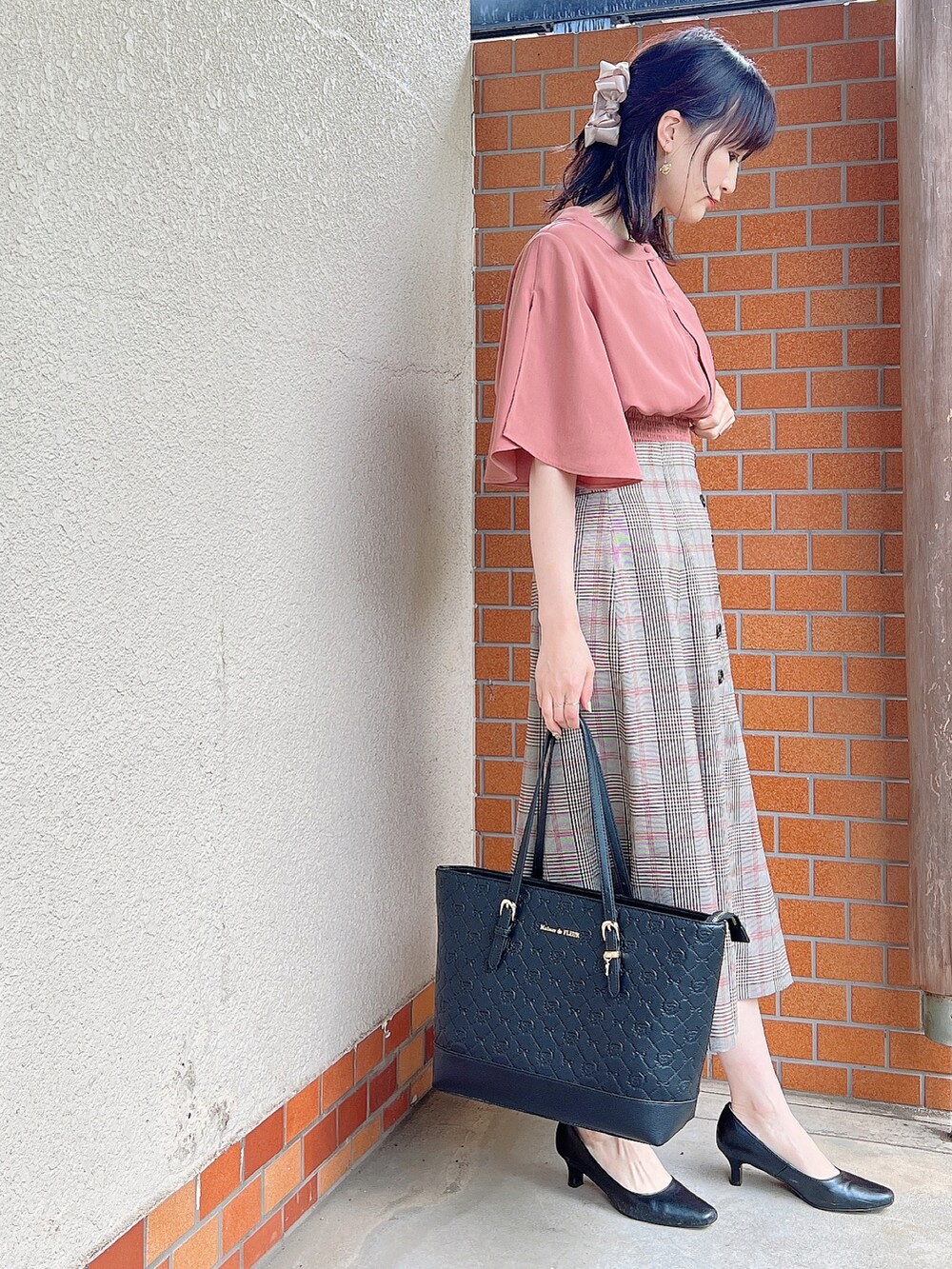 「通勤コーデ、大人コーデ、大人女子、大人かわいい、はるかつくりました、ブラウス、ブラウス×スカート、チェックスカート、アースミュージック＆エコロジー、earth music&ecology、maisondefleur、メゾンドフルール、キレイめ、きれいめコーディネート、チェック」｜「Maison de FLEURのモノグラムトートバッグ（トートバッグ、ブラック系）」を使った、satomikamoさん（レディース・162cm）の夏コーディネートの3枚目の写真