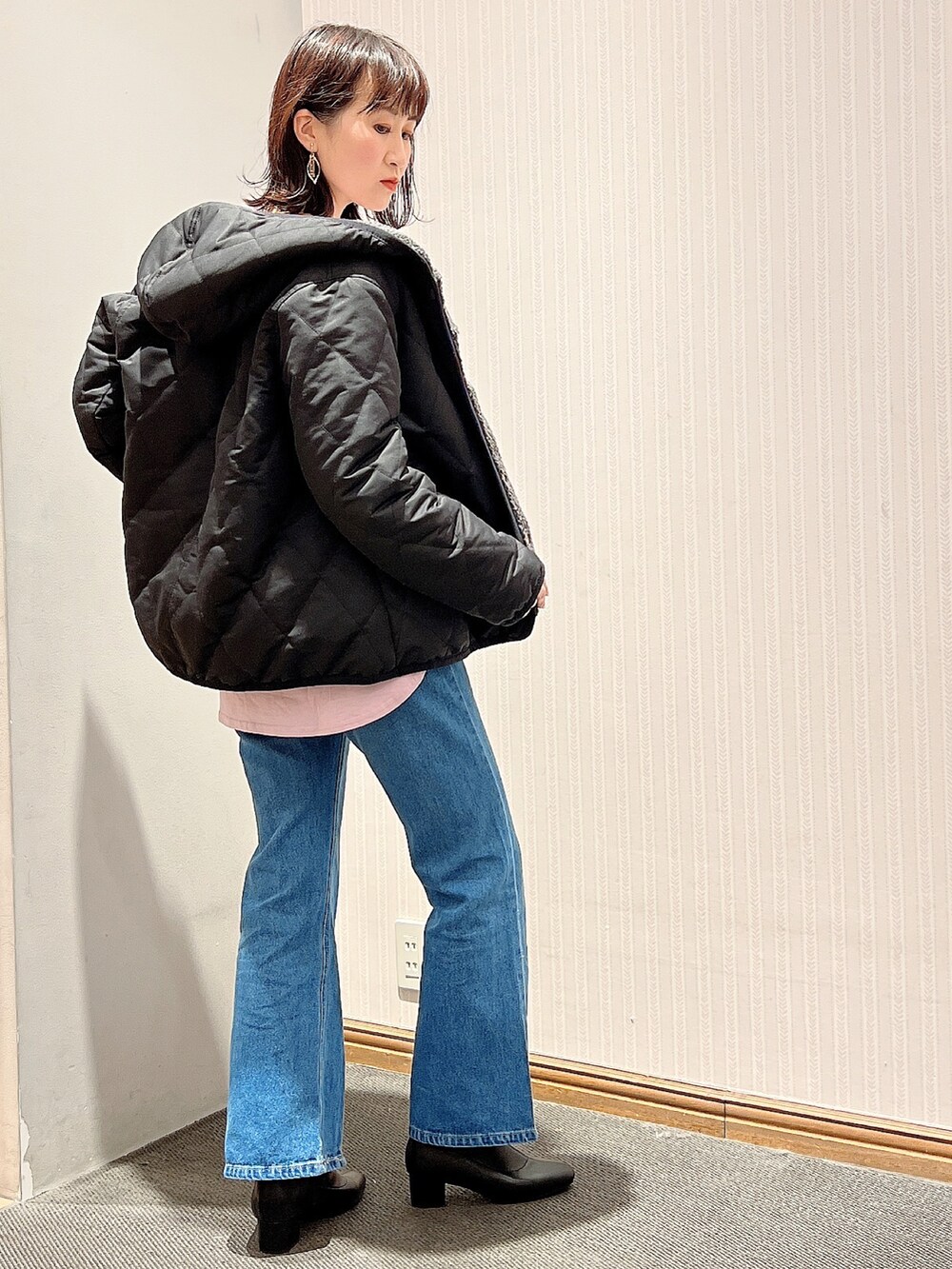 「リバーシブルコート、フードコート、キルティングコート、ロゴT、ロンT、デニムパンツ、デニムフレアパンツ、センタースリット、ストレッチブーツ、オリエンタルトラフィック、アースミュージック＆エコロジー、earth music&ecology、大人カジュアル、カジュアル、カジュアルコーデ」｜「earth music&ecologyのORiental TRaffic ストレッチブーツ（ブーツ、ブラック系）」を使った、satomikamoさん（レディース・162cm）の冬コーディネートの3枚目の写真