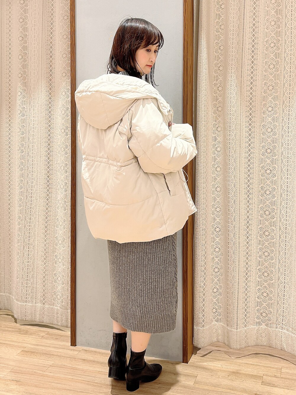 「アウター、ワンピース、ニットワンピ、中綿ジャケット、冬コーデ、ニットワンピース、earth music&ecology、ケーブル柄、ミドルコート、オリエンタルトラフィック、大人女子、ママコーデ、アースミュージック＆エコロジー、ストレッチブーツ、30代コーデ」｜「earth music&ecologyのORiental TRaffic ストレッチブーツ（ブーツ、ブラック系）」を使った、satomikamoさん（レディース・162cm）の秋コーディネートの3枚目の写真