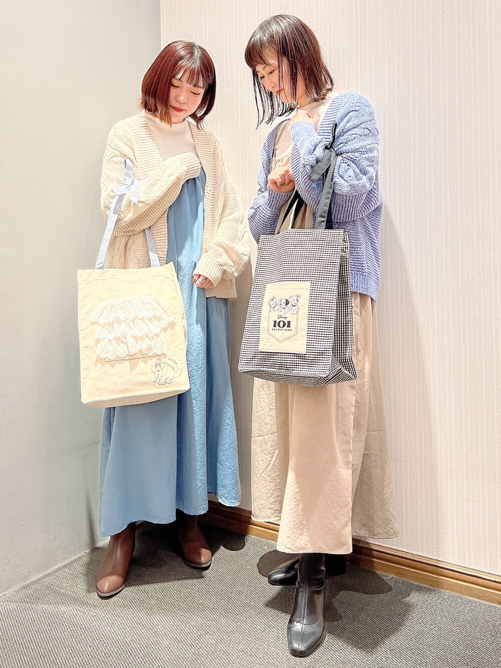 「色違いコーデ、アースミュージック＆エコロジー、earth music&ecology、Areeam、101匹わんちゃん、トートバッグ、カーディガン、キャミワンピ、ワンピース、セットアイテム、ブーツ、春コーデ、リンクコーデ、オリエンタルトラフィック、キャミワンピース」｜「earth music&ecologyのデニム見えローゲージニットカーディガン＊（カーディガン/ボレロ、ブルー系）」を使った、satomikamoさん（レディース・162cm）の冬コーディネートの2枚目の写真