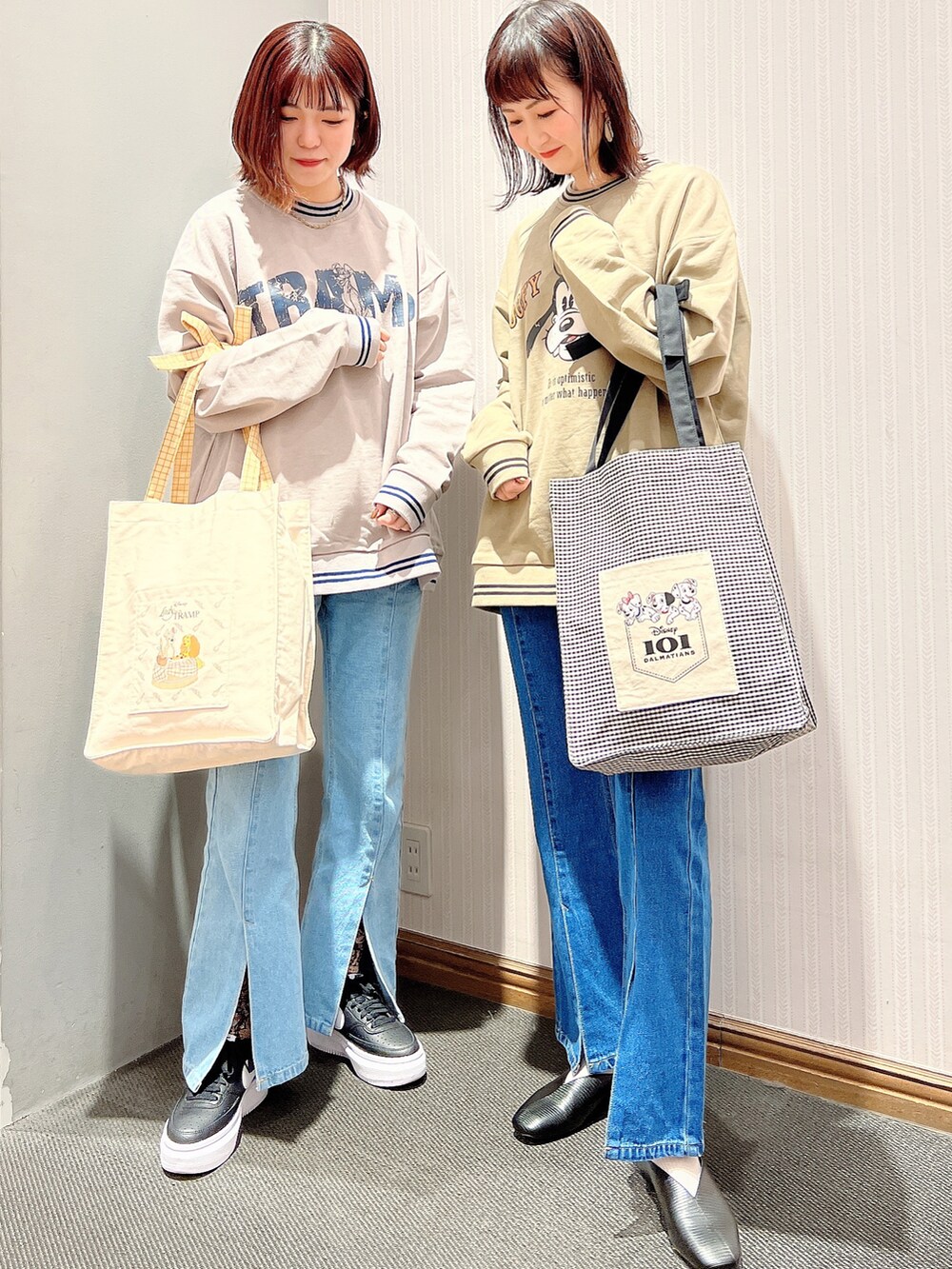 「Areeam、Areeamコーデ、Areeamディズニーコーデ、ディズニーコーデ、101匹わんちゃん、グーフィー、アースミュージック＆エコロジー、earth music&ecology、リンクコーデ、色違いコーデ、スウェットコーデ、スウェット、カジュアルコーデ、カジュアル、デニムパンツ」｜「earth music&ecologyのセンタースリットフレアデニムパンツ＊（デニムパンツ、ブルー系）」を使った、satomikamoさん（レディース・162cm）の春コーディネートの2枚目の写真