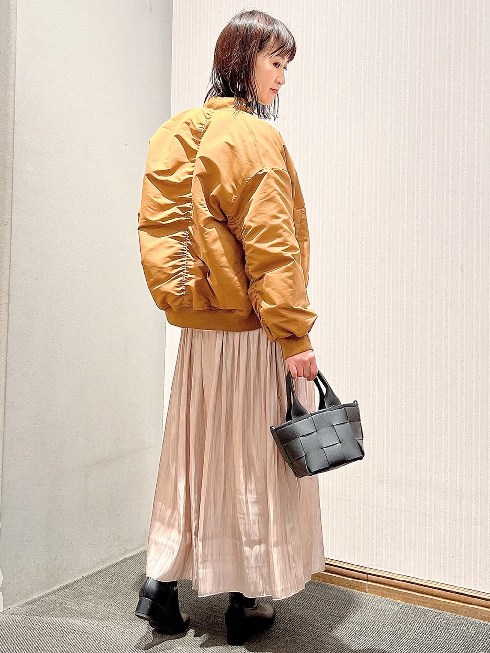 「春コーデ、春アウター、MA-1、春、春先取り、ニット、シャイニースカート、リバーシブルスカート、ストレッチブーツ、オリエンタルトラフィック、編み込みバッグ、アースミュージック＆エコロジー、earth music&ecology、ママコーデ、30代コーデ」｜「earth music&ecologyのシャイニー＆チュールリバーシブルスカート*（スカート、ブラウン系）」を使った、satomikamoさん（レディース・162cm）の冬コーディネートの3枚目の写真