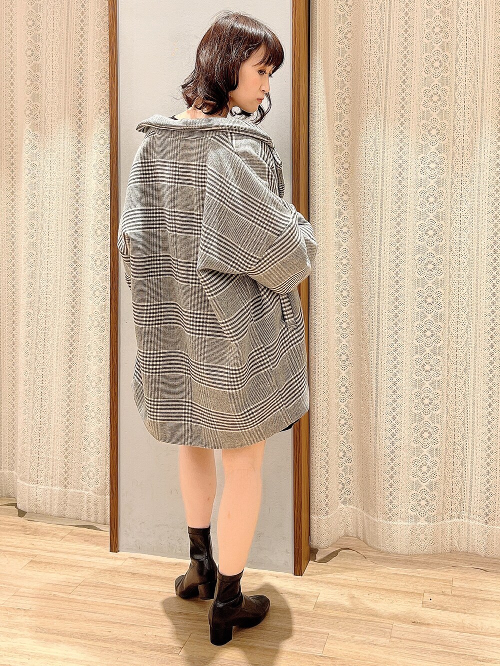 「チェック、ジャケット、チェックジャケット、ワンピース、ニットワンピース、ニットワンピ、ゆるっとニット、オーバーサイズ、BIGシルエット、ストレッチブーツ、オリエンタルトラフィック、トレンドコーデ、アースミュージック＆エコロジー、earth music&ecology、ジャケットコーデ」｜「earth music&ecologyのORiental TRaffic ストレッチブーツ（ブーツ、ブラック系）」を使った、satomikamoさん（レディース・162cm）の秋コーディネートの2枚目の写真