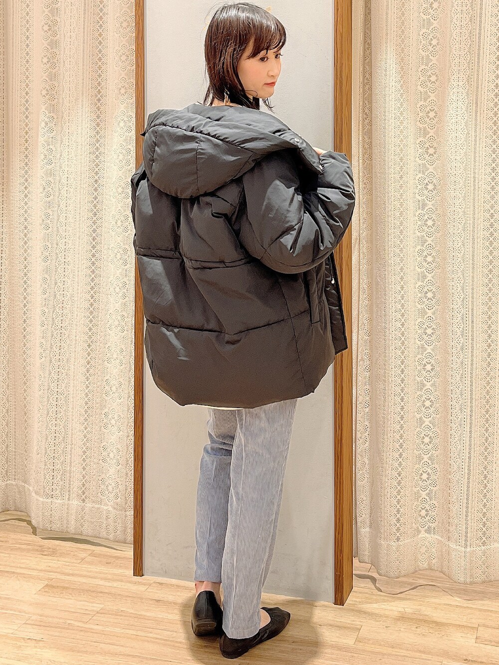 「テーパードパンツ、ジャガード、中綿コート、冬コーデ、大人カジュアル、コーデュロイパンツ、earth music&ecology、ミドルコート、ジャガードニット、オリエンタルトラフィック、中綿アウター、カジュアルコーデ、ラクチンコーデ、アースミュージック＆エコロジー、ギャザーパンプス」｜「ORiental TRafficのORiental TRaffic ギャザーパンプス ＊（パンプス、ブラック系）」を使った、satomikamoさん（レディース・162cm）の秋コーディネートの3枚目の写真