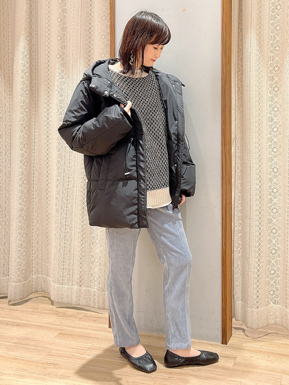 「テーパードパンツ、ジャガード、中綿コート、冬コーデ、大人カジュアル、コーデュロイパンツ、earth music&ecology、ミドルコート、ジャガードニット、オリエンタルトラフィック、中綿アウター、カジュアルコーデ、ラクチンコーデ、アースミュージック＆エコロジー、ギャザーパンプス」｜「ORiental TRafficのORiental TRaffic ギャザーパンプス ＊（パンプス、ブラック系）」を使った、satomikamoさん（レディース・162cm）の秋コーディネートの2枚目の写真