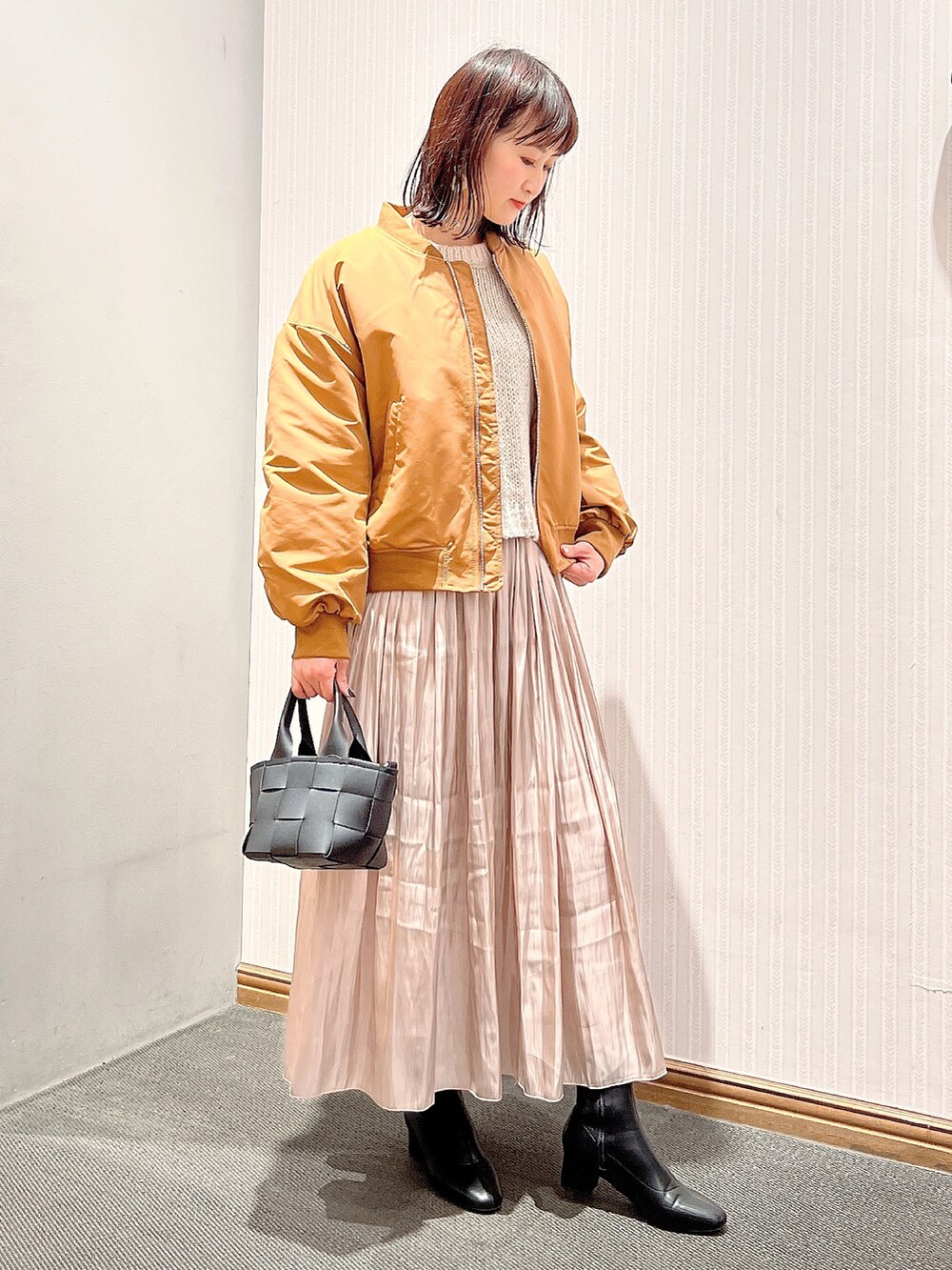 「春コーデ、春アウター、MA-1、春、春先取り、ニット、シャイニースカート、リバーシブルスカート、ストレッチブーツ、オリエンタルトラフィック、編み込みバッグ、アースミュージック＆エコロジー、earth music&ecology、ママコーデ、30代コーデ」｜「earth music&ecologyのシャイニー＆チュールリバーシブルスカート*（スカート、ブラウン系）」を使った、satomikamoさん（レディース・162cm）の冬コーディネートの2枚目の写真