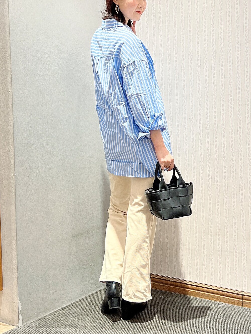 ブラック系のブーツ、ブルー系のシャツ/ブラウス、ブラック系のショルダーバッグを着用したレディースの冬コーディネートの4枚目の写真