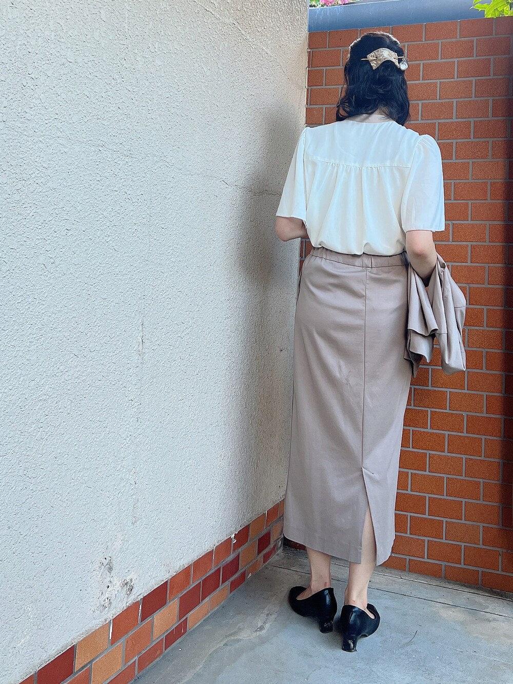 ホワイト系のシャツ/ブラウスを着用したレディースの夏コーディネートの3枚目の写真