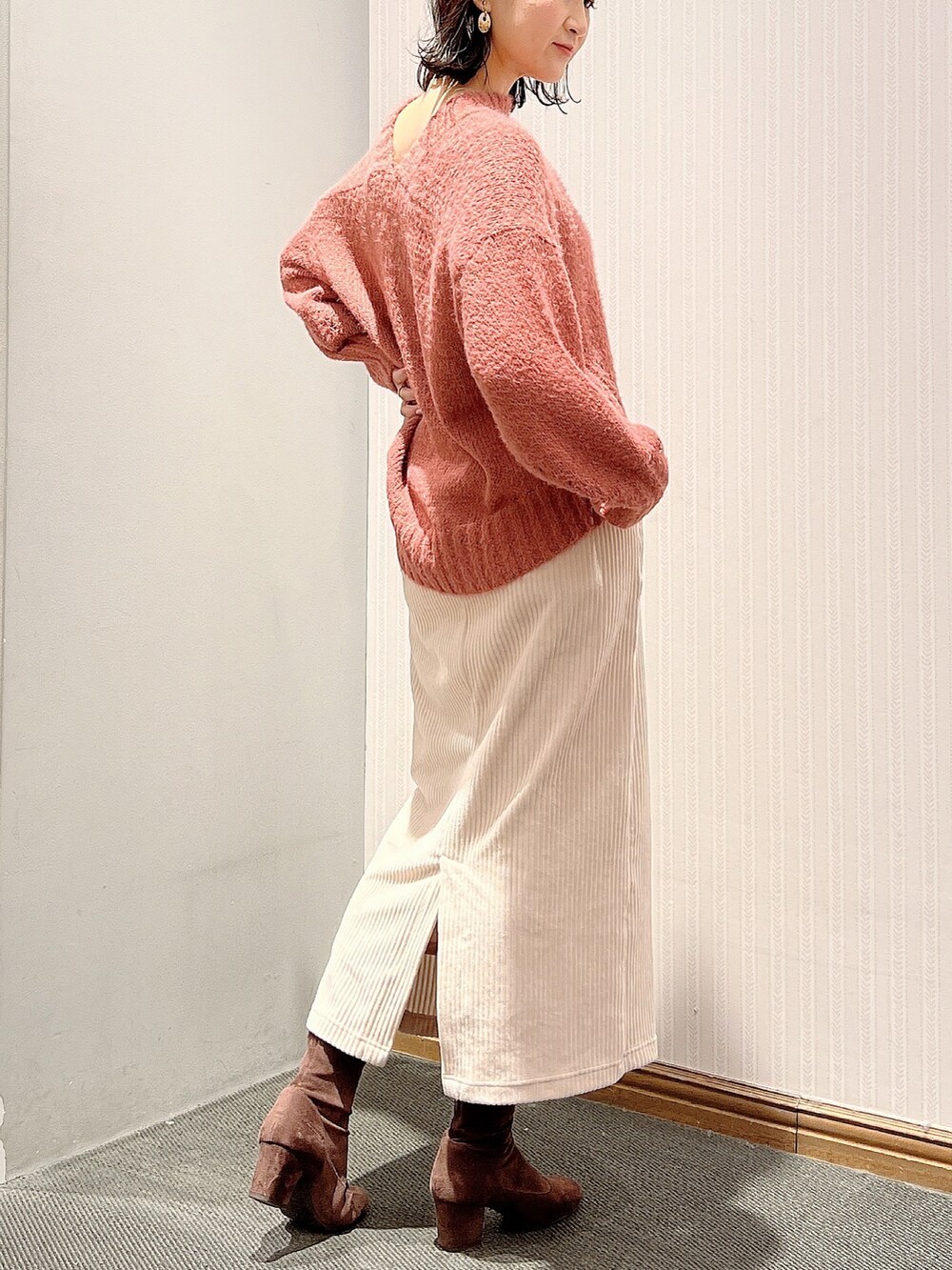 ホワイト系のスカート、その他のチェスターコート、ピンク系のニット/セーターを着用したレディースの冬コーディネートの4枚目の写真