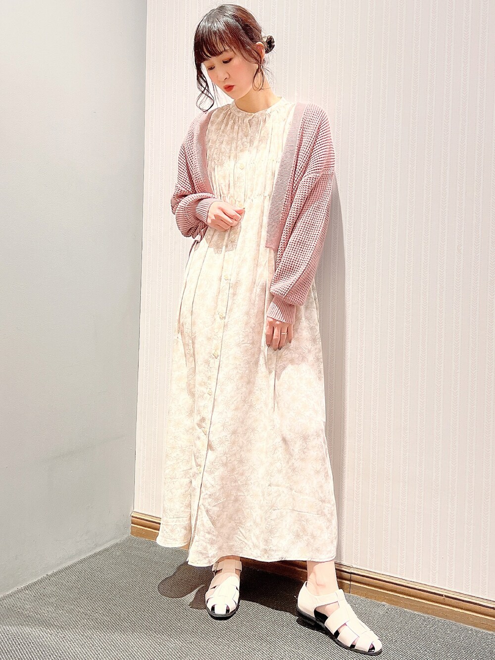 ホワイト系のサンダル、ベージュ系のワンピース、ピンク系のカーディガン/ボレロを着用したレディースの冬コーディネートの3枚目の写真