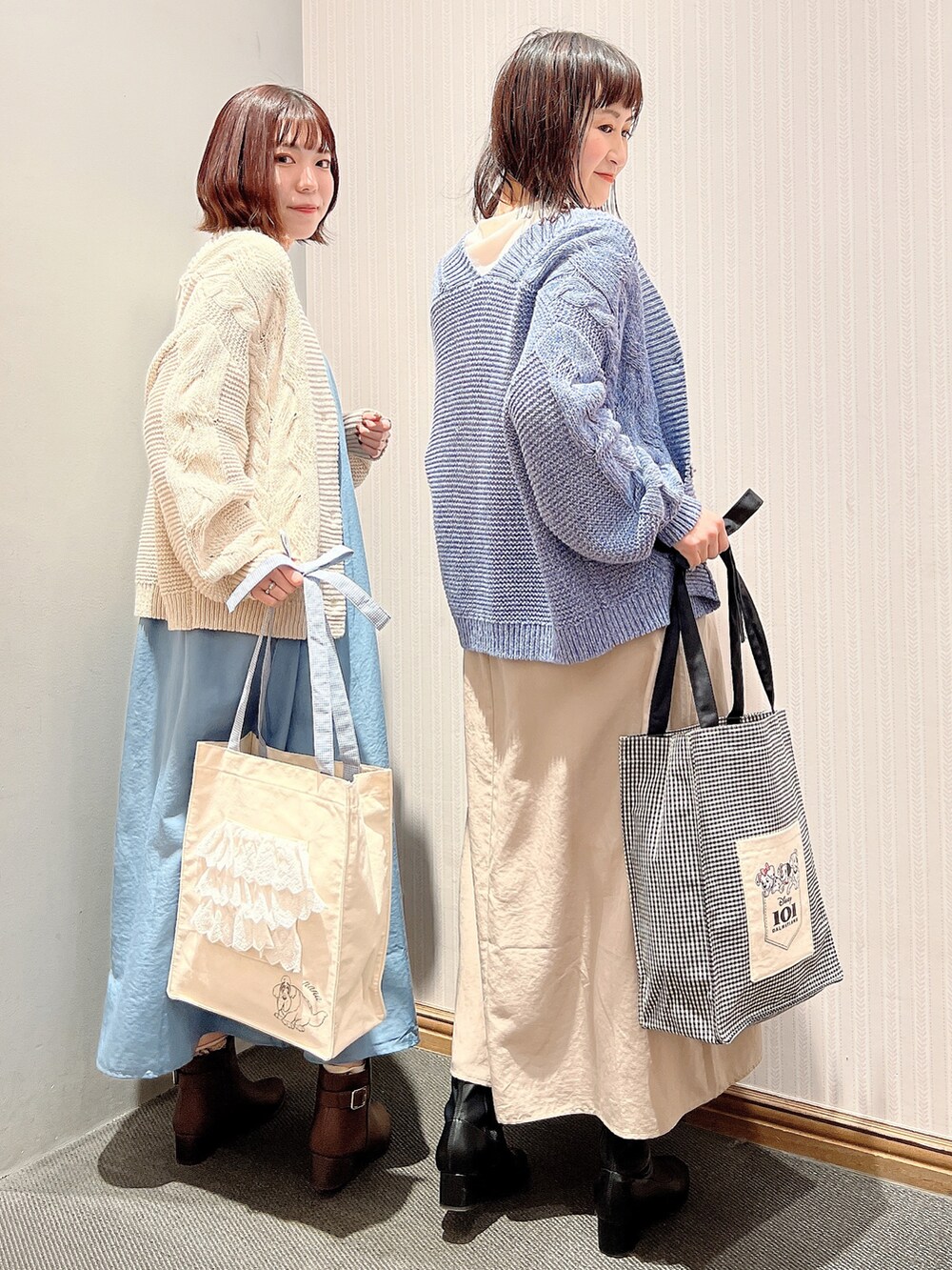 「色違いコーデ、アースミュージック＆エコロジー、earth music&ecology、Areeam、101匹わんちゃん、トートバッグ、カーディガン、キャミワンピ、ワンピース、セットアイテム、ブーツ、春コーデ、リンクコーデ、オリエンタルトラフィック、キャミワンピース」｜「earth music&ecologyのデニム見えローゲージニットカーディガン＊（カーディガン/ボレロ、ブルー系）」を使った、satomikamoさん（レディース・162cm）の冬コーディネートの3枚目の写真