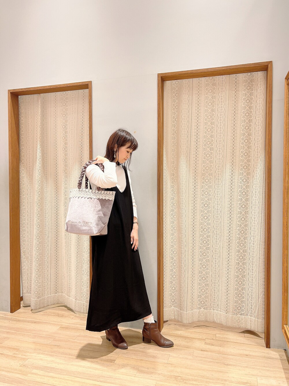 「ワンピース、ジャンスカ、ジャンパースカート、earth music&ecology、プチプラコーデ、楽チンコーデ、妊婦コーデ、アースミュージック＆エコロジー、セットアイテム、リブカットソー、ベロアバッグ、メゾンドフルール、ハンドルバッグ、フリルハンドルトートバッグ、Maison de FLEUR」｜「earth music&ecologyのORiental TRaffic ベルトショートブーツ ＊（ブーツ、ブラウン系）」を使った、satomikamoさん（レディース・162cm）の秋コーディネートの2枚目の写真