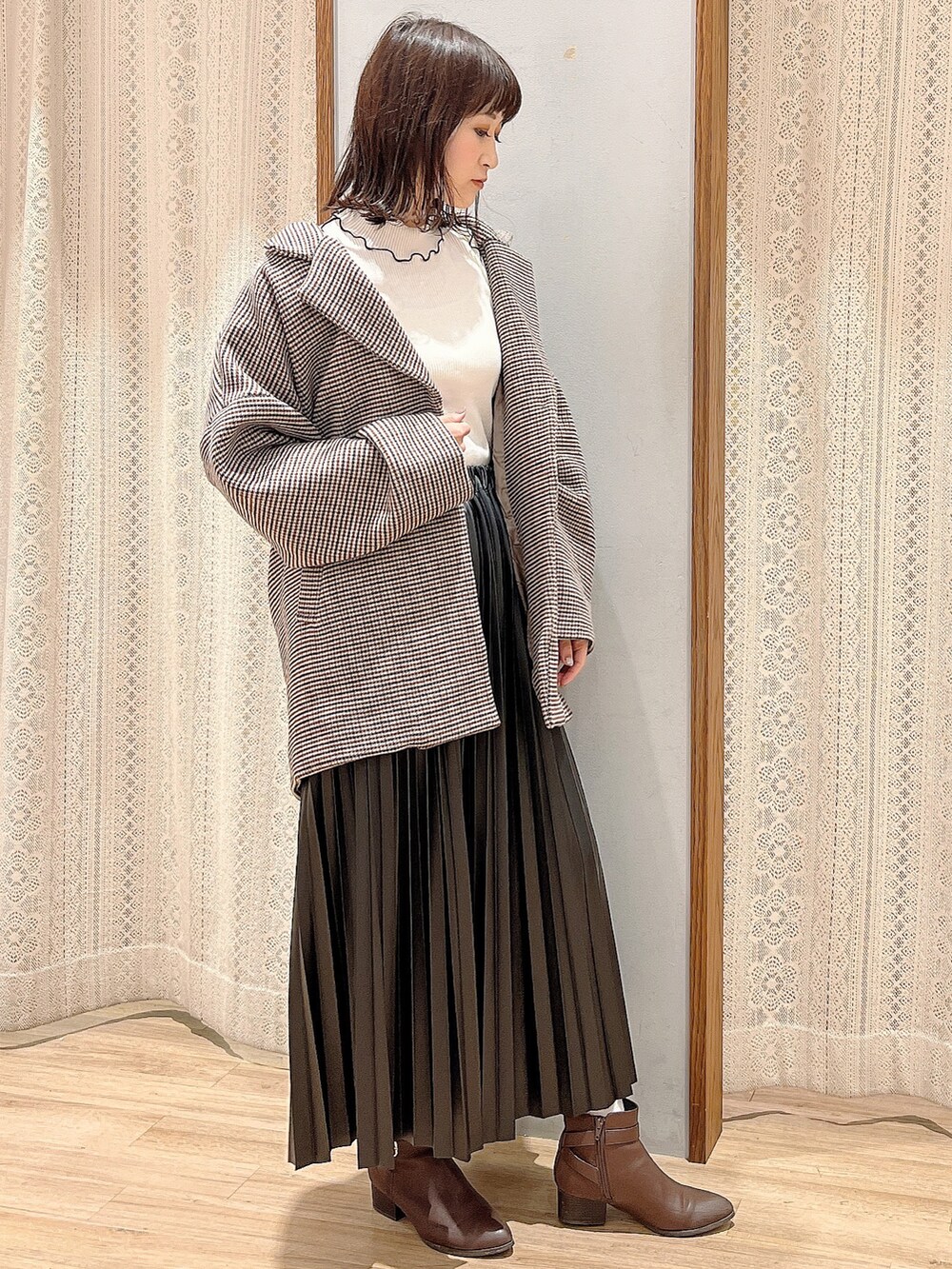 「チェック、ジャケット、トレンド、秋のコーデ、冬コーデ、earth music&ecology、プリーツスカート、トレンドコーデ、チェックジャケット、プチプラコーデ、フェイクレザー、アースミュージック＆エコロジー、フェイクレザースカート、ゆるシルエット、メローリブ」｜「earth music&ecologyのORiental TRaffic ベルトショートブーツ ＊（ブーツ、ブラウン系）」を使った、satomikamoさん（レディース・162cm）の秋コーディネートの2枚目の写真