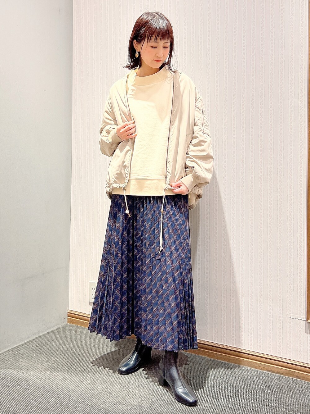 「リバーシブル、リバーシブルブルゾン、リバーシブルコート、ファー、チェックプリーツスカート、プリーツスカート、裏起毛スウェット、裏起毛、アースミュージック＆エコロジー、earth music&ecology、ストレッチブーツ、オリエンタルトラフィック、冬コーデ、ママコーデ、大人カジュアル」｜「earth music&ecologyのORiental TRaffic ストレッチブーツ（ブーツ、ブラック系）」を使った、satomikamoさん（レディース・162cm）の冬コーディネートの3枚目の写真