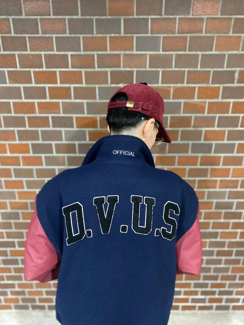 グリーン系のその他パンツ、イエロー系のスニーカー、ブルー系のスタジャンを着用したメンズの秋コーディネートの2枚目の写真