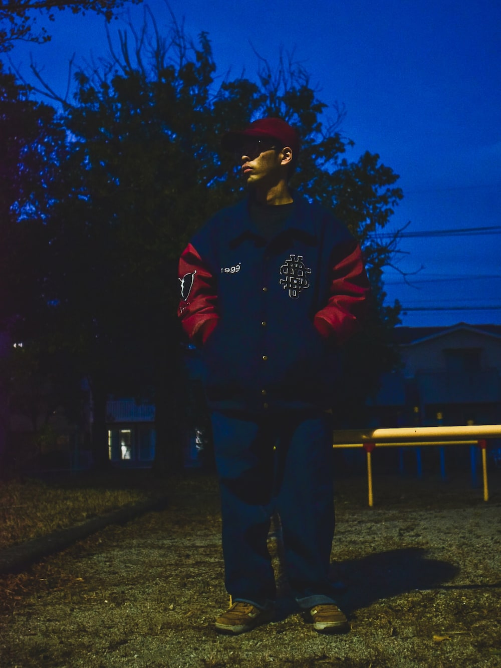 ブルー系のスタジャン、ブルー系のデニムパンツ、イエロー系のスニーカーを着用したメンズの冬コーディネートの2枚目の写真