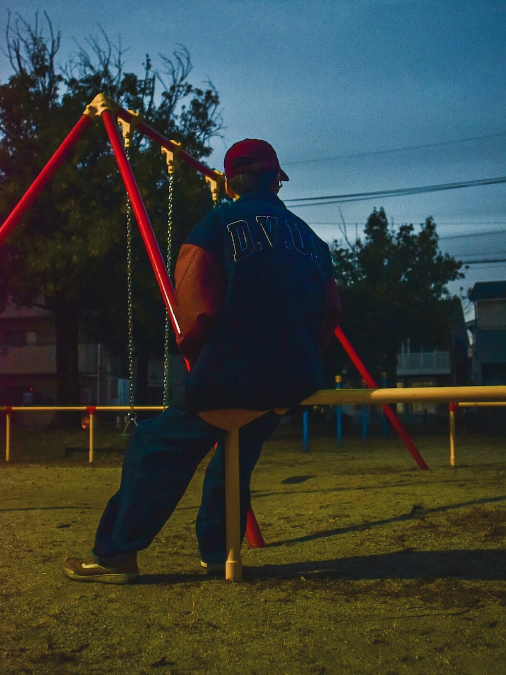 ブルー系のスタジャン、ブルー系のデニムパンツ、イエロー系のスニーカーを着用したメンズの冬コーディネートの3枚目の写真