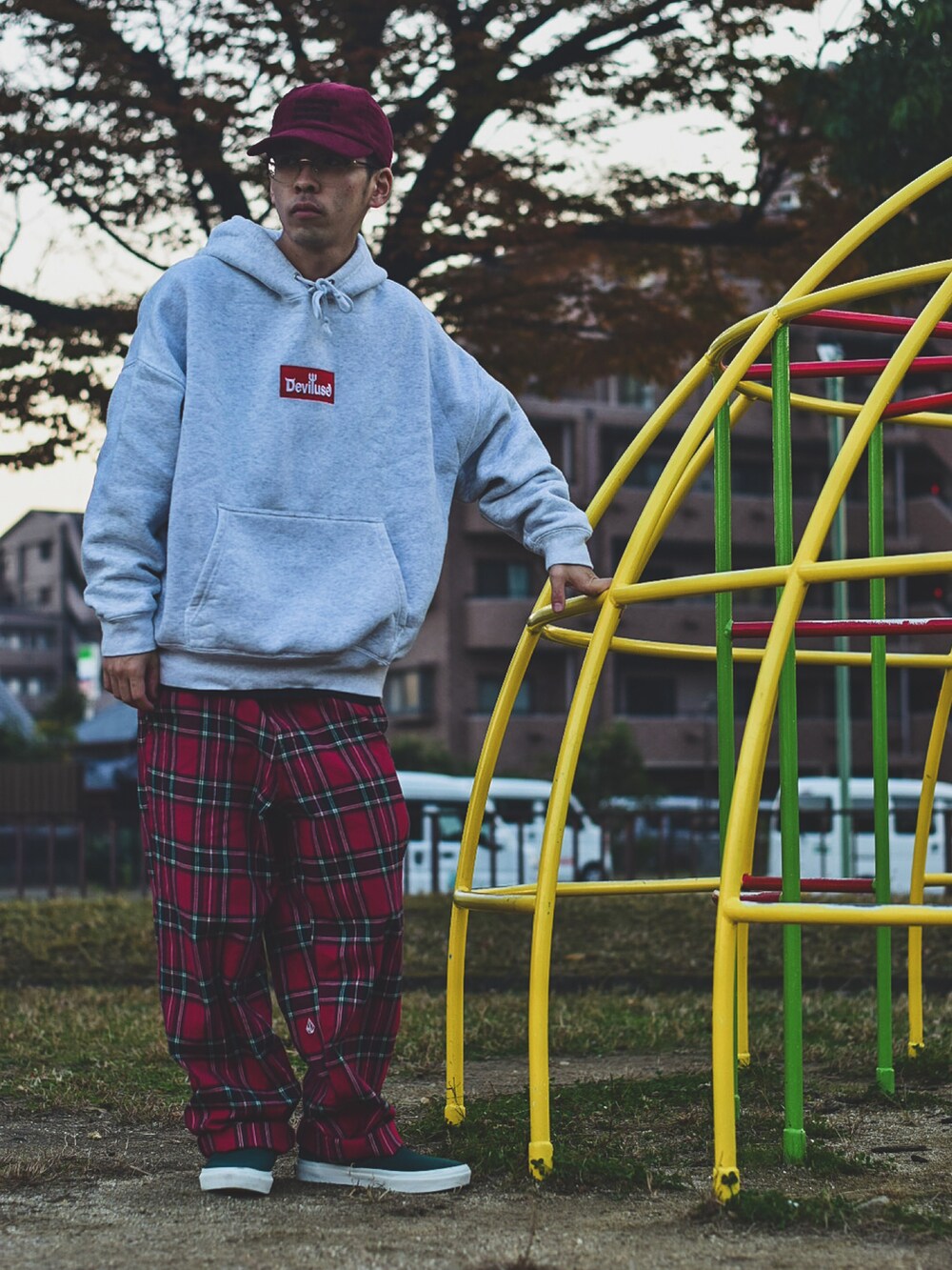 グリーン系のスニーカー、レッド系のその他パンツ、シルバー系のパーカーを着用したメンズの秋コーディネートの2枚目の写真