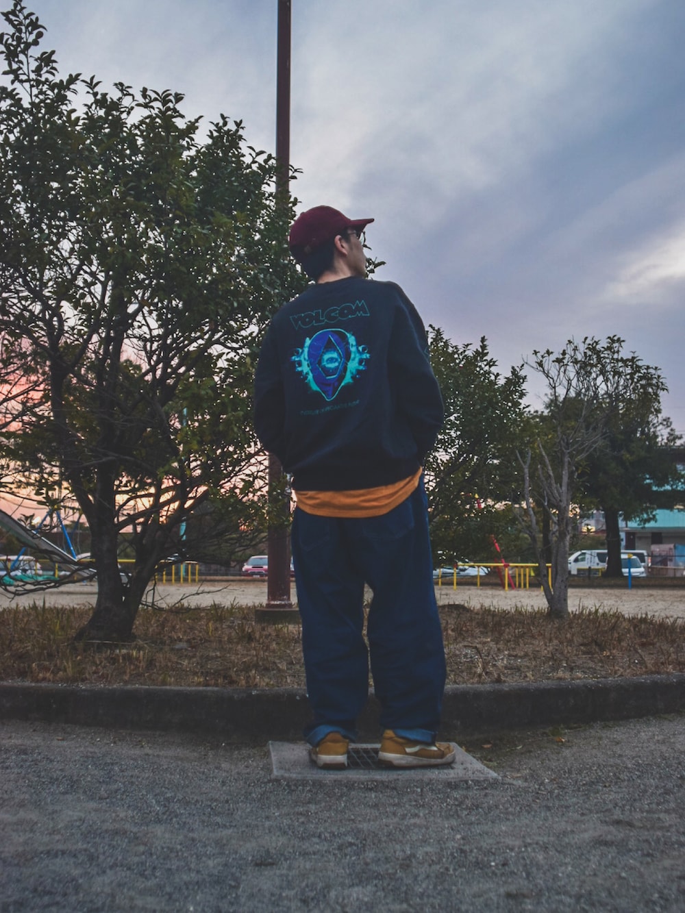 ブルー系のスタジャン、ブルー系のデニムパンツ、イエロー系のスニーカーを着用したメンズの冬コーディネートの4枚目の写真