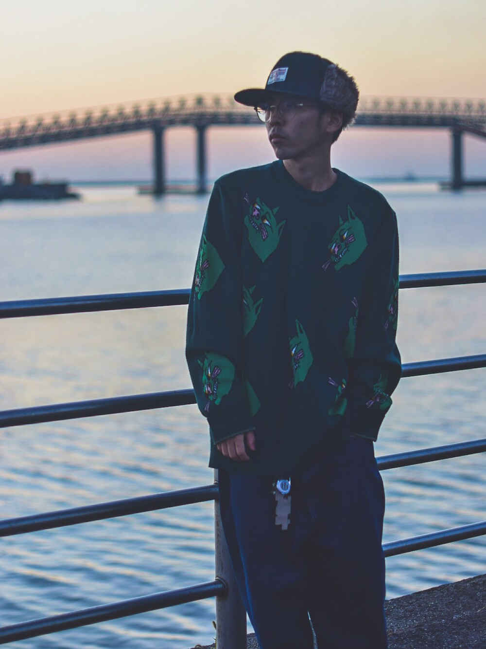 ブラック系のその他アウターを着用したメンズの冬コーディネートの4枚目の写真