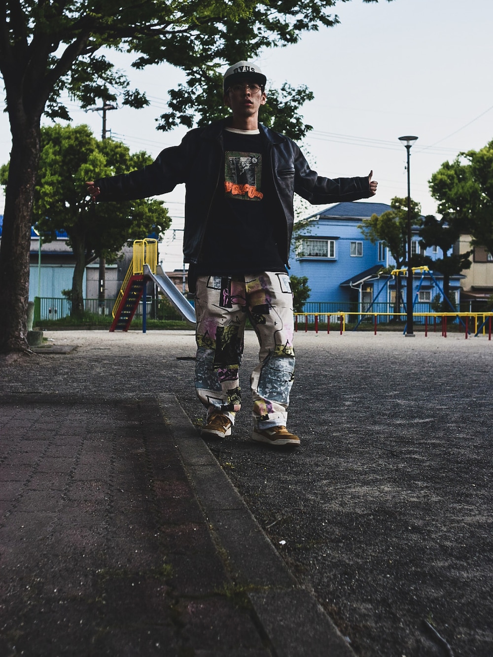 その他のその他パンツ、ブラック系のTシャツ/カットソー、ブラック系のライダースジャケットを着用したメンズの秋コーディネートの2枚目の写真