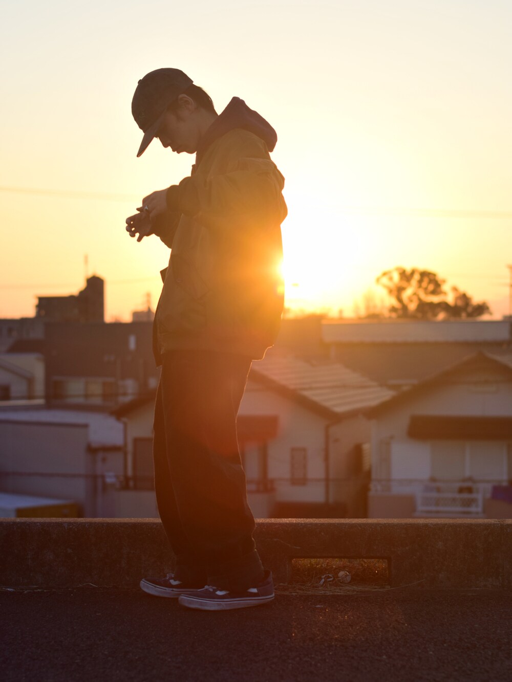 グリーン系のその他パンツ、ゴールド系のMA-1、ブルー系のスニーカーを着用したメンズの秋コーディネートの3枚目の写真