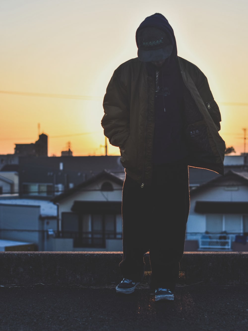 グリーン系のその他パンツ、ゴールド系のMA-1、ブルー系のスニーカーを着用したメンズの秋コーディネートの2枚目の写真