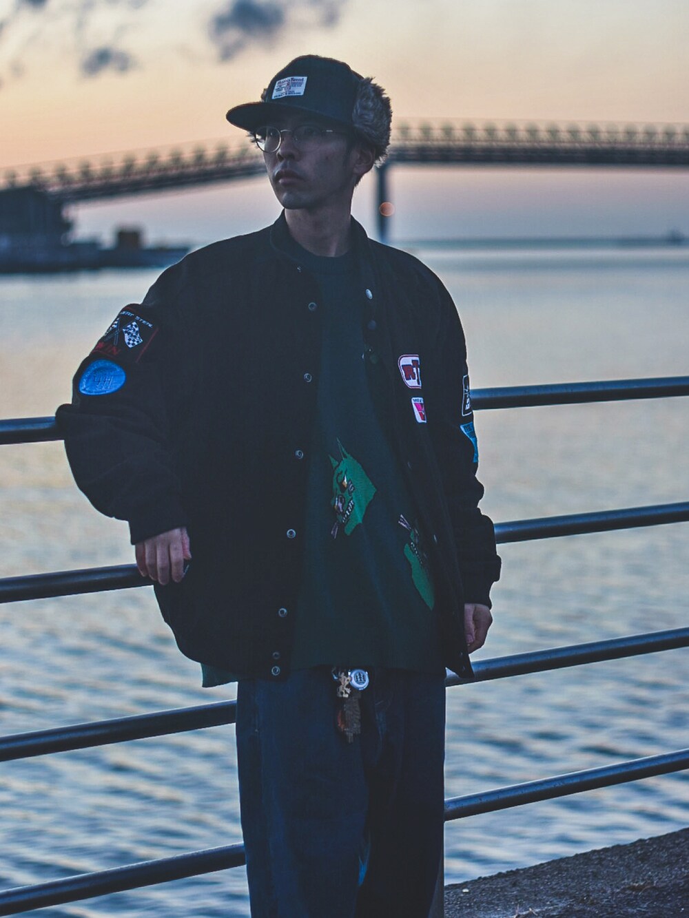 ブラック系のその他アウターを着用したメンズの冬コーディネートの3枚目の写真